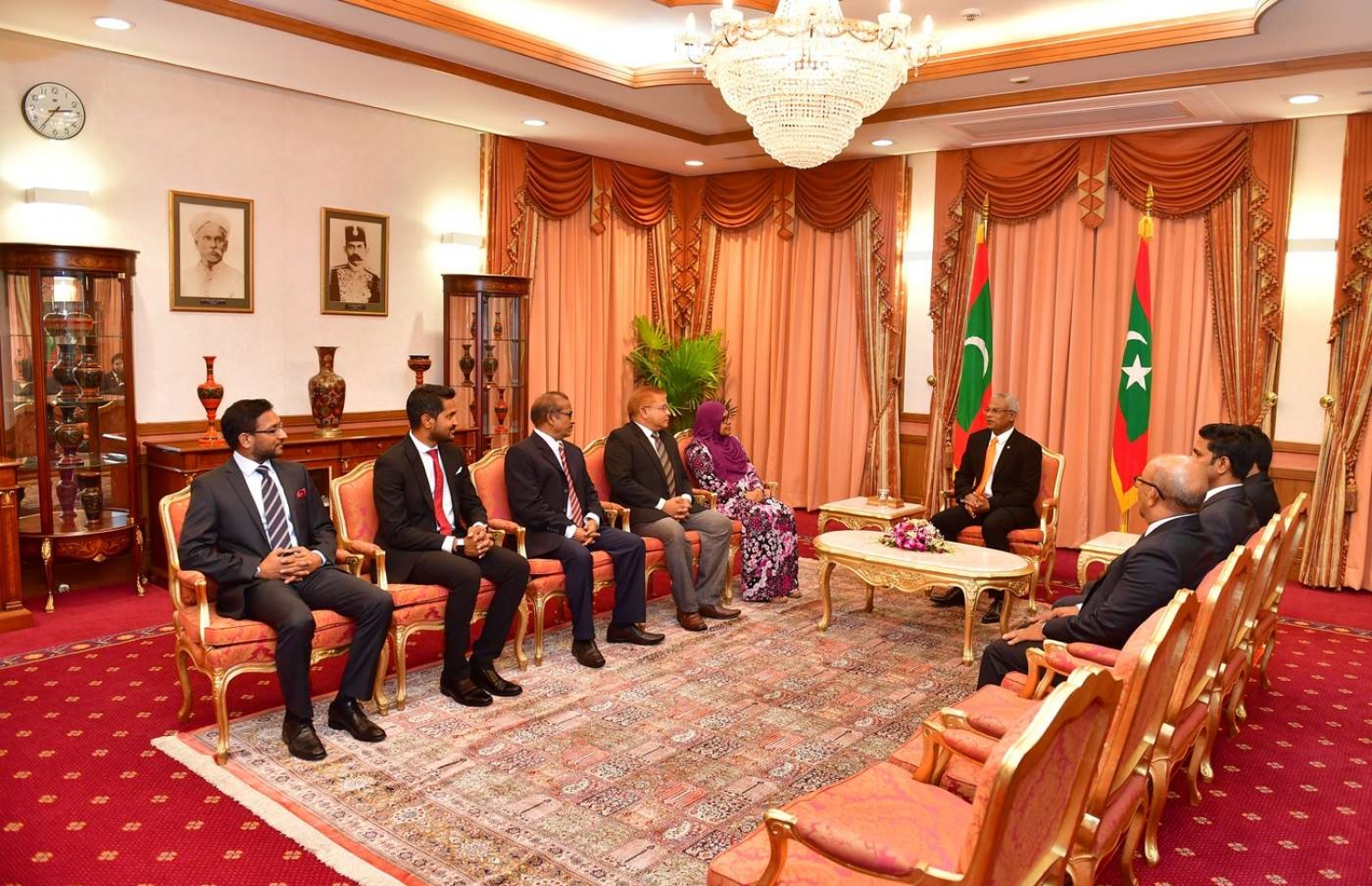 މާލެ: ނޮވެމްބަރު 28، 2018- ފަސް މިނިސްޓްރީއަކަށް ސްޓޭޓް މިނިސްޓަރުން އައްޔަން ކުރެއްވުމަށް ފަހު، ރައީސް އިބްރާހިމް މުހައްމަދު ސޯލިހް އެ ބޭފުޅުންނާ މިއަދު ބައްދަލުކުރައްވަނީ.---ފޮޓޯ: ރައީސް އޮފީސް