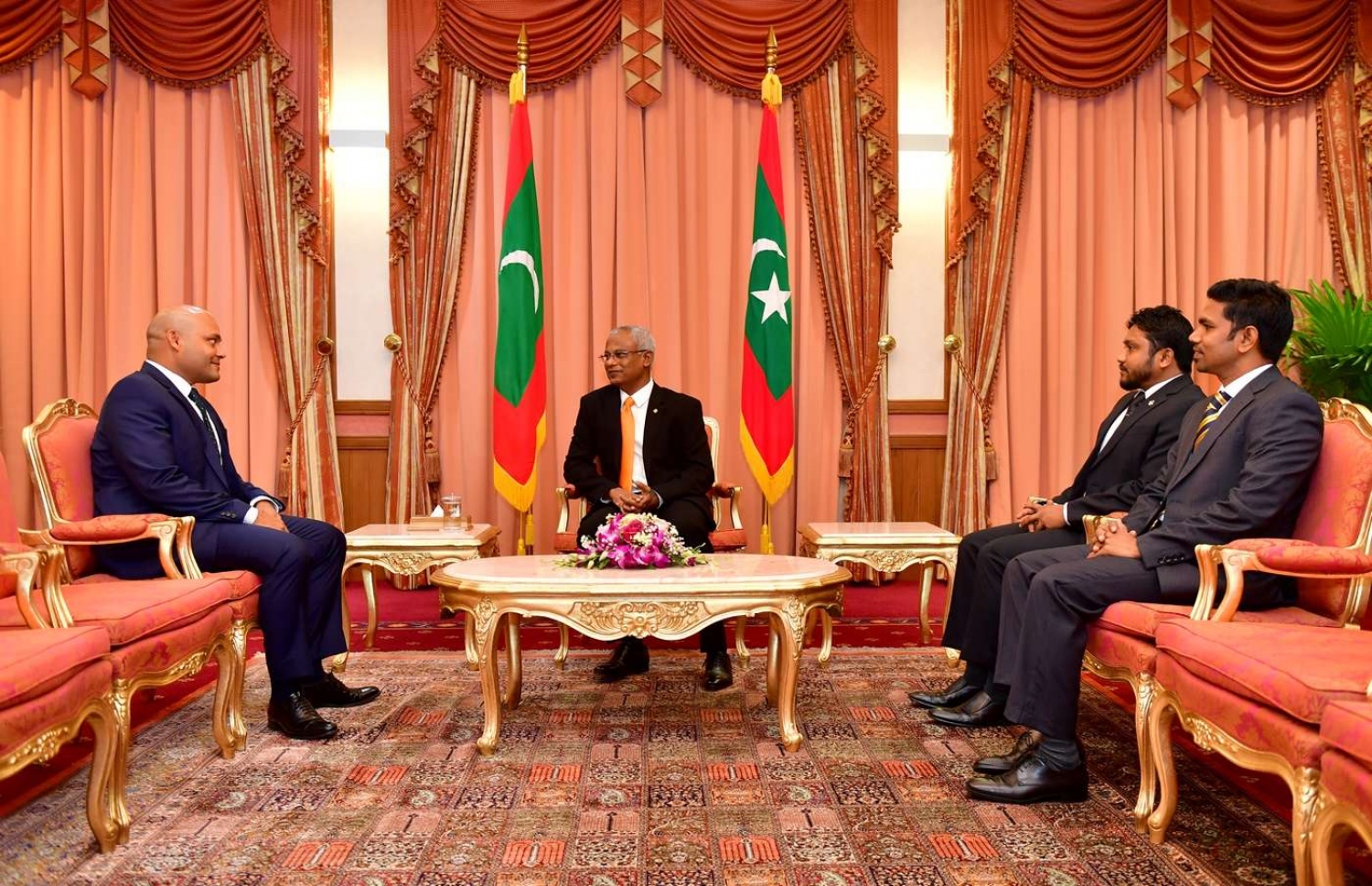 މާލެ: ނޮވެމްބަރު 28، 2018- ރައީސް އޮފީހުގެ ޗީފް ކޮމިއުނިކޭޝަންސް ސްޓްރެޓެޖިސްޓުގެ މަގާމަށް އިބްރާހިމް ހޫދު އައްޔަން ކުރެއްވުމަށް ފަހު، ރައީސް އިބްރާހިމް މުހައްމަދު ސޯލިހް އޭނާއާ މިއަދު ބައްދަލުކުރައްވަނީ.---ފޮޓޯ: ރައީސް އޮފީސް