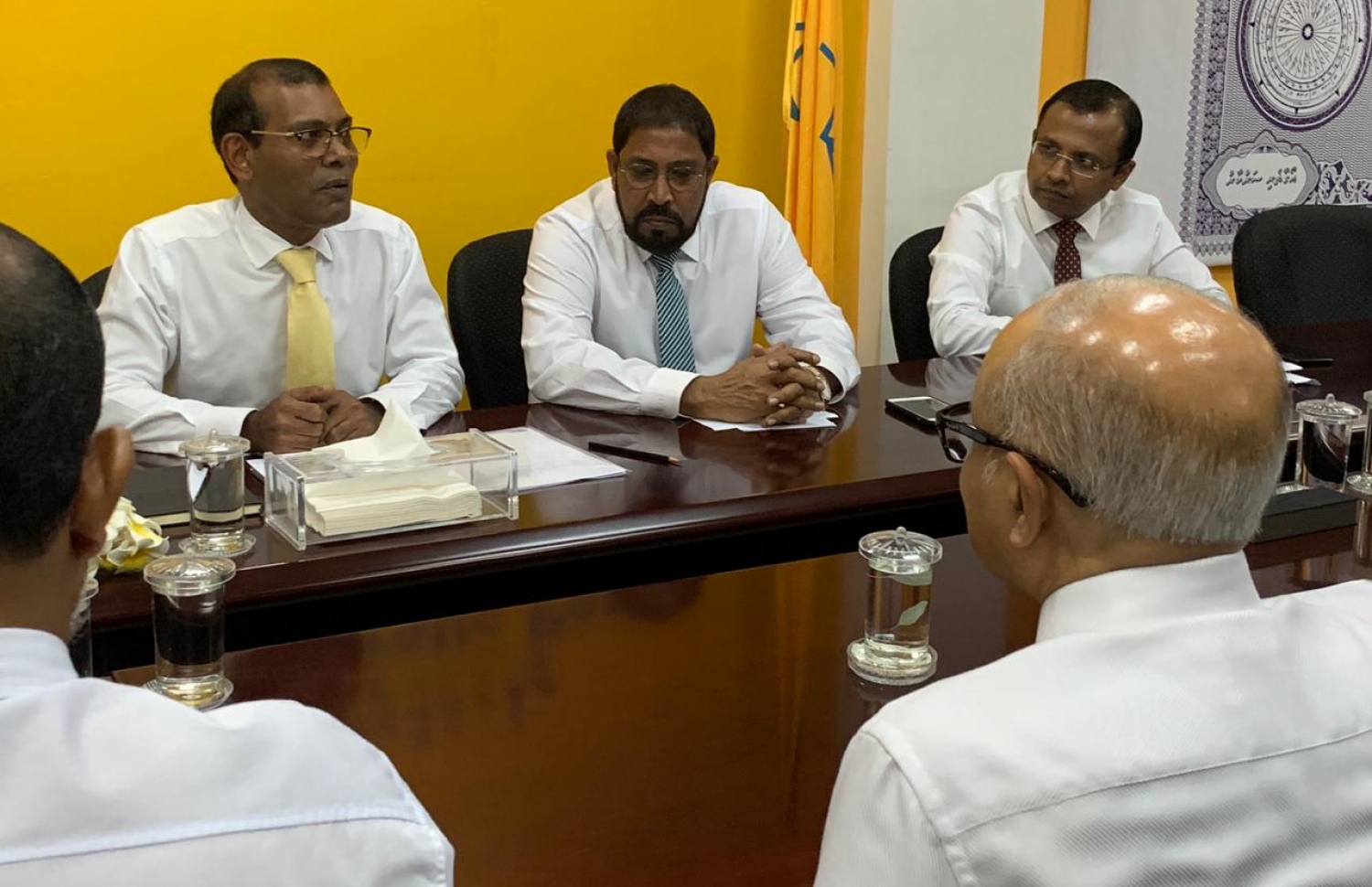 ސަރުކާރު ހިންގާ ކޯލިޝަންގެ އިސްވެރިން އެމްޑީޕީގެ އޮފީހުގައި ބައްދަލުކުރައްވަނީ.---ފޮޓޯ: އަލީ ސޯލިހް/ޖުމްހޫރީ ޕާޓީ