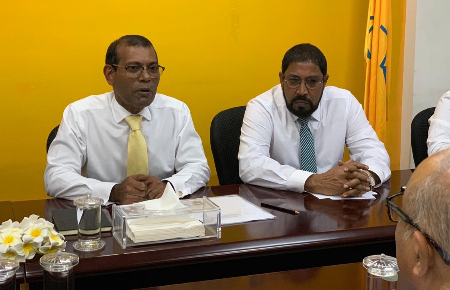 ގާސިމާއި ނަޝީދު ބައްދަލުވުމެއްގައި: މަޖިލީހަށް ވަޑައިގެން ނަޝީދު އުޅުއްވަނީ ބަރުލަމާނީ ނިޒާމް ގެންނެވުމަށް ކަމަށް ތުހުމަތު ކުރެއްވި. ފޮޓޯ/މިހާރު