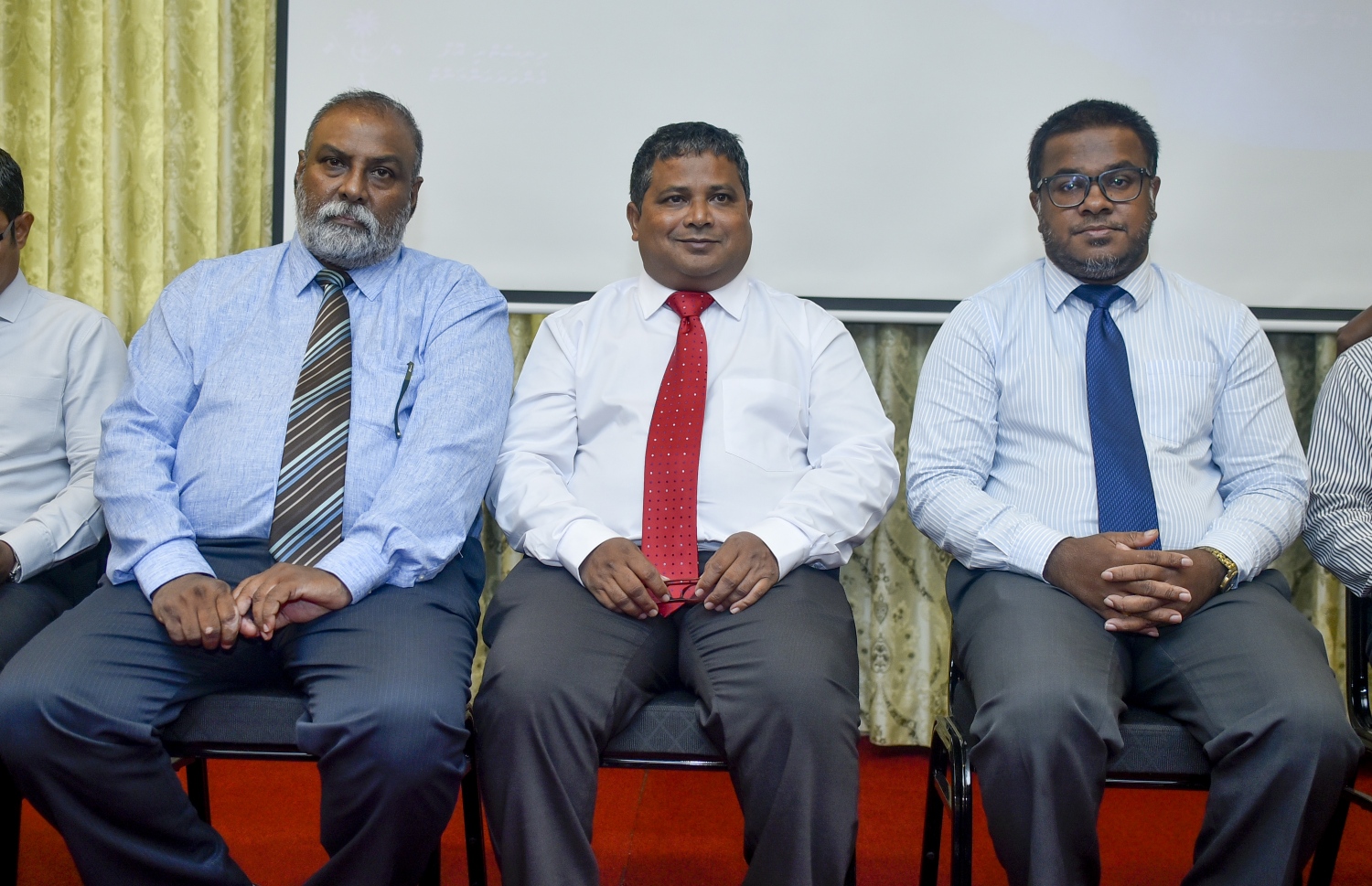 "ތިމާވެށި މައްތިނި" ނަމުގައި ކުރިއަށްގެންދާ ސިލްސިލާ ބައްދަލުވުން ފެށުމުގެ ރަސްމިއްޔާތުގައި އެންވަޔަރްމަންޓް މިނިސްޓަރު ޑރ. ހުސައިން (މ)، އެ މިނިސްޓްރީގެ ޕާމަނަންޓް ސެކްރެޓަރީ އަޖްވަދު އަދި އެންވަޔަރްމަންޓުގެ ޑިރެކްޓާ ޖެނެރަލް މުހައްމަދު ޒާހިރު ބައިވެރިވެވަޑައިގަންނަވަނީ. -- ފޮޓޯ: އަހުމަދު ނިޝާތު/ މިހާރު