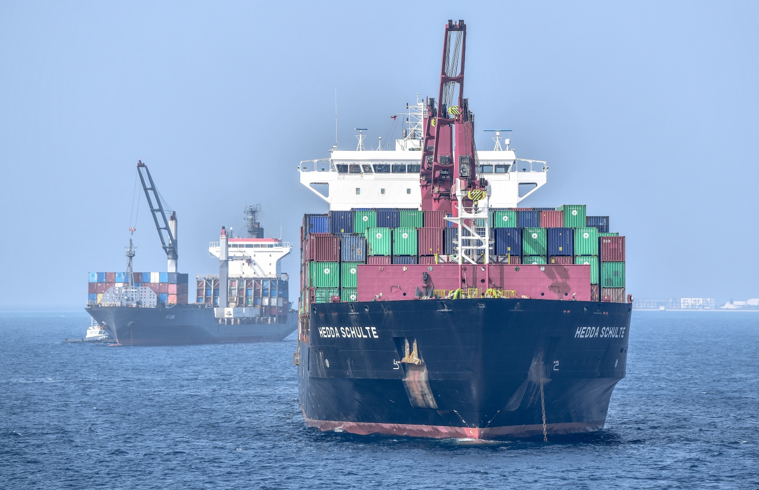 އެމްޕީއެލް ކޮންޓެއިނާ ބޯޓެއް:  އެ ކުންފުނީގެ މުވައްޒަފުންތަކެއް ހިންގި ބޮޑު ހިޔާނާތް އަންނަނީ ތަހުގީގުކުރަމުން. -- ފޮޓޯ | މިހާރު