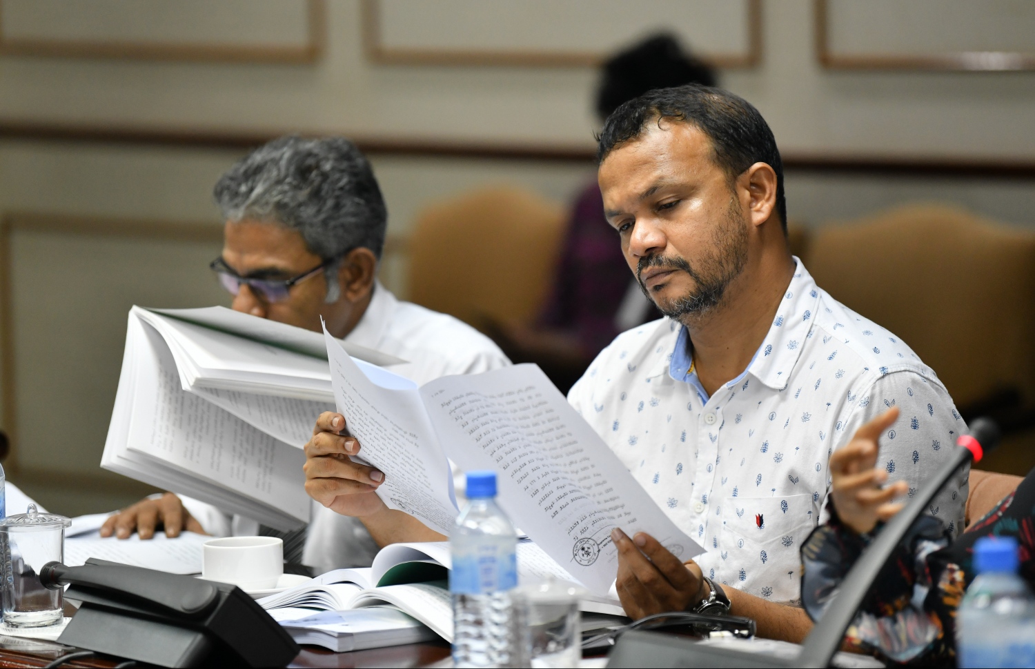 ސަރުކާރުގެ މަސްއޫލިއްޔަތު އަދާކުރާ މިންވަރު ބަލާ ކޮމިޓީގެ ބައްދަލުވުމުގައި ކެންދޫ ދާއިރާގެ މެމްބަރު އަލީ ހުސެއިން ސުޕްރީމް ކޯޓުގެ ހުކުމެއް ބައްލަވަނީ. ---- ފޮޓޯ: ހުސެއިން ވަހީދު/ މިހާރު