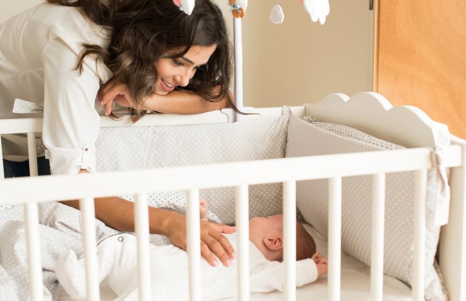 މަޔަކު ދަރިފުޅު ކްރިބްގައި ނިންދަވަނީ.