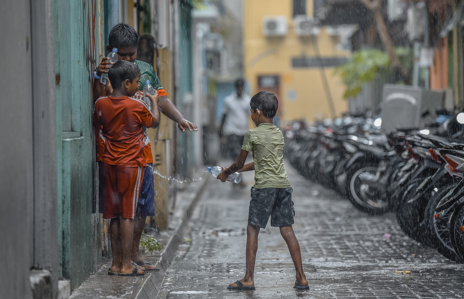 މާލެ: ނޮވެމްބަރު 29، 2018- މާލެއަށް މިއަދު ވެހުނު ބޯ ވާރޭގައި ކުޑަ ކުދިންތަކެއް ތެމެނީ.---ފޮޓޯ: އަހުމަދު ނިޝާތު/މިހާރު