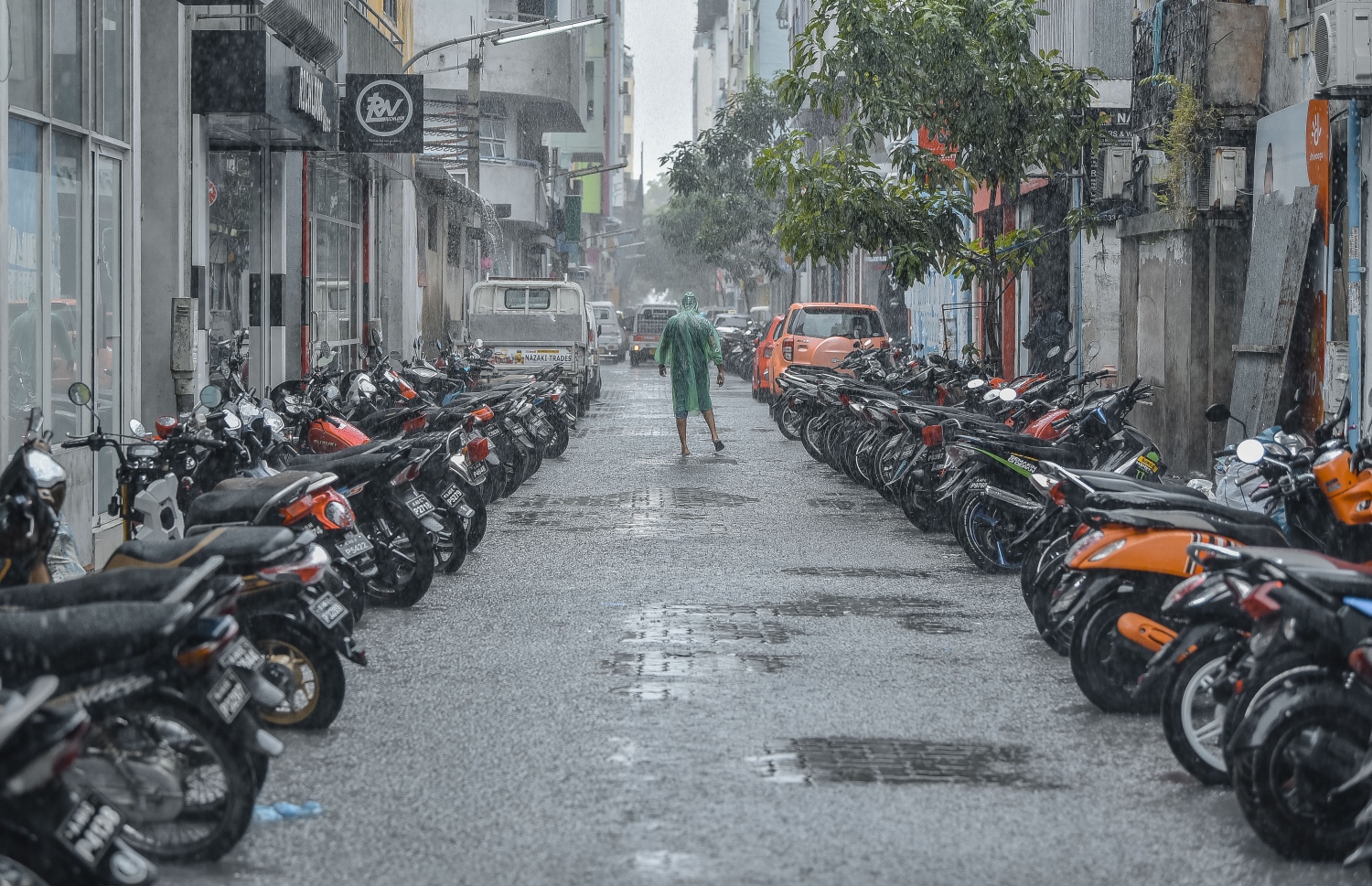 މާލެ: ނޮވެމްބަރ 29، 2018- މާލެއަށް މިއަދު ހެނދުނު ވެހުނު ބޯ ވާރޭ ތެރޭގައި މީހަކު ހިނގާފައި ދަނީ.---ފޮޓޯ: އަހުމަދު ނިޝާތު/މިހާރު