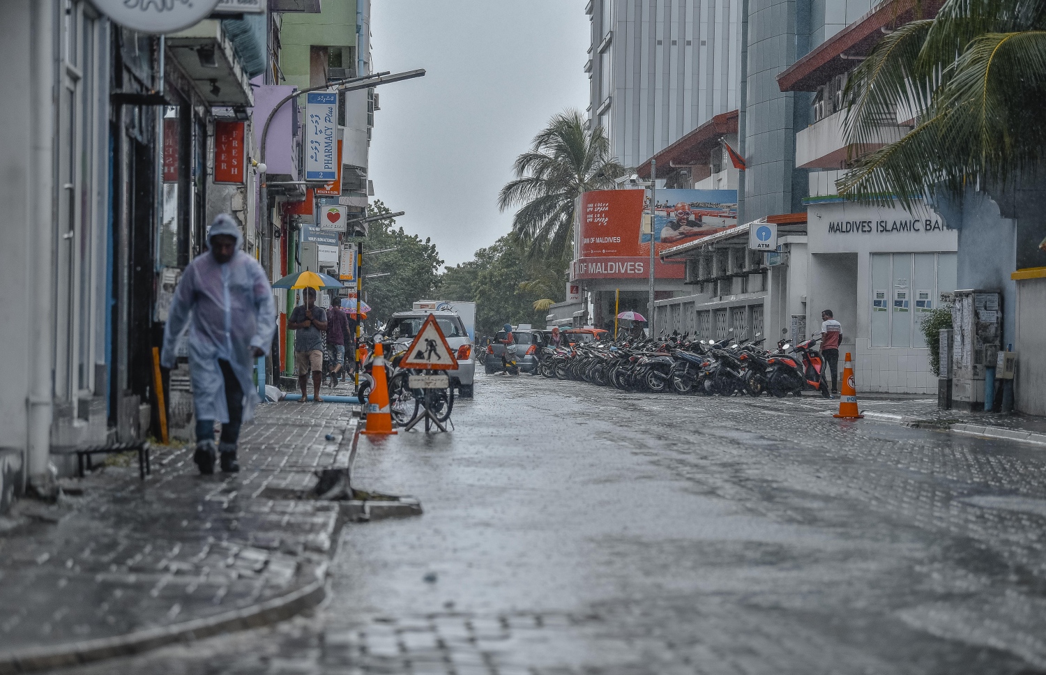 މާލެ: ނޮވެމްބަރ 29، 2018- މާލެއަށް މިއަދު ވެހުނު ބޯ ވާރޭގައި، މީހަކު ވާރޭ ކޯޓު ލައިގެން ހިނގާފައި ދަނީ.---ފޮޓޯ: އަހުމަދު ނިޝާތު/މިހާރު