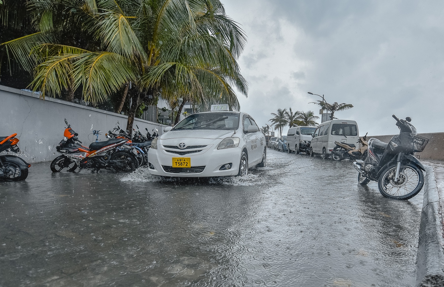 މާލެ: ނޮވެމްބަރު 29، 2018- މާލެއަށް މިއަދު ވެހުނު ބޯ ވާރޭގައި، އައިޖީއެމްއެޗުގެ ފުރަގަސްމަގުގައި ފެންބޮޑުވެފައިވާއިރު ޓެކްސީއެއް އެ މަގުން ދުއްވާފައި ދަނީ.---ފޮޓޯ: އަހުމަދު ނިޝާތު/މިހާރު