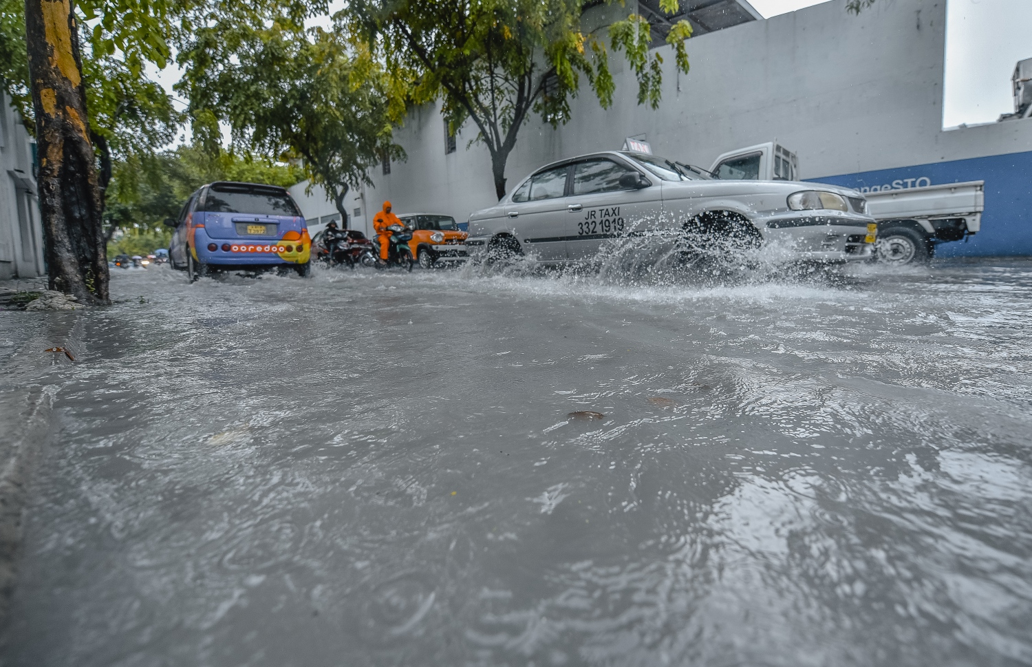 މާލެ: ނޮވެމްބަރ 29، 2018- މާލެއަށް މިއަދު ވެހުނު ބޯ ވާރޭގައި، އަމީނީމަގުގައި ފެންބޮޑުވެފައިވާއިރު އެ މަގުން ދެ ކާރެއް ދުއްވާފައި ދަނީ.---ފޮޓޯ: އަހުމަދު ނިޝާތު/މިހާރު