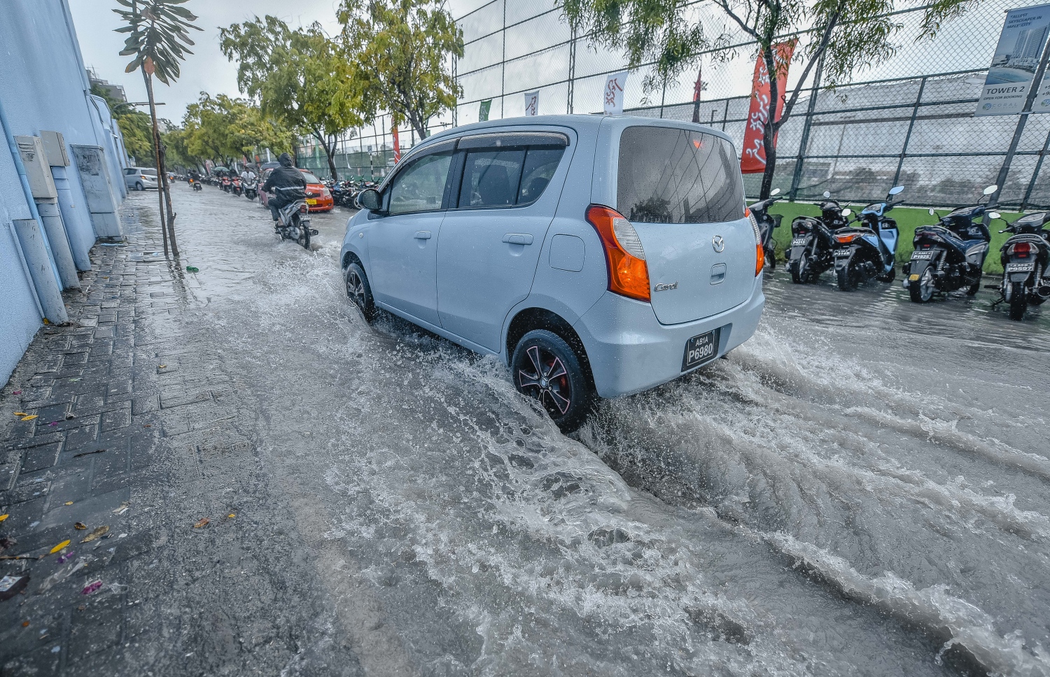 މާލެ: ނޮވެމްބަރ 29، 2018- މާލެއަށް މިއަދު ވެހުނު ބޯ ވާރޭގައި، އަމީނީމަގުގައި ފެންބޮޑުވެފައިވާއިރު އެ މަގުން ކާރެއް ދުއްވާފައި ދަނީ.---ފޮޓޯ: އަހުމަދު ނިޝާތު/މިހާރު