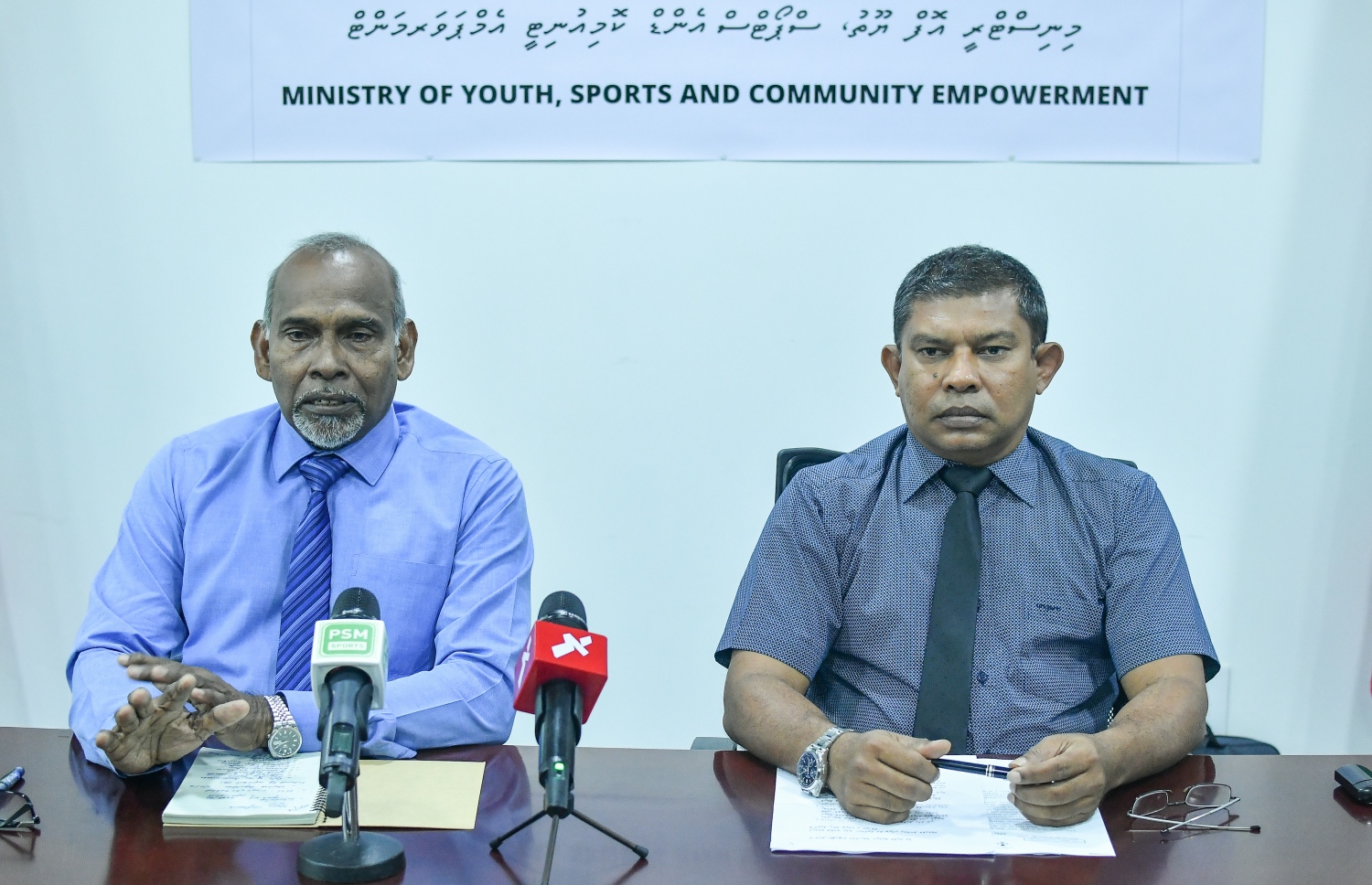 ސްޕޯޓްސް ކައުންސިލުގެ ރައީސް އިބްރާހިމް އިސްމާއިލް (ވ) އަދި ނައިބް ރައީސް ފަރުހަތު ޖަލީލް ނޫސްވެރިންނަށް މައުލޫމާތު ދެއްވަނީ. --ފޮޓޯ: ނިޝާން އަލީ/ މިހާރު