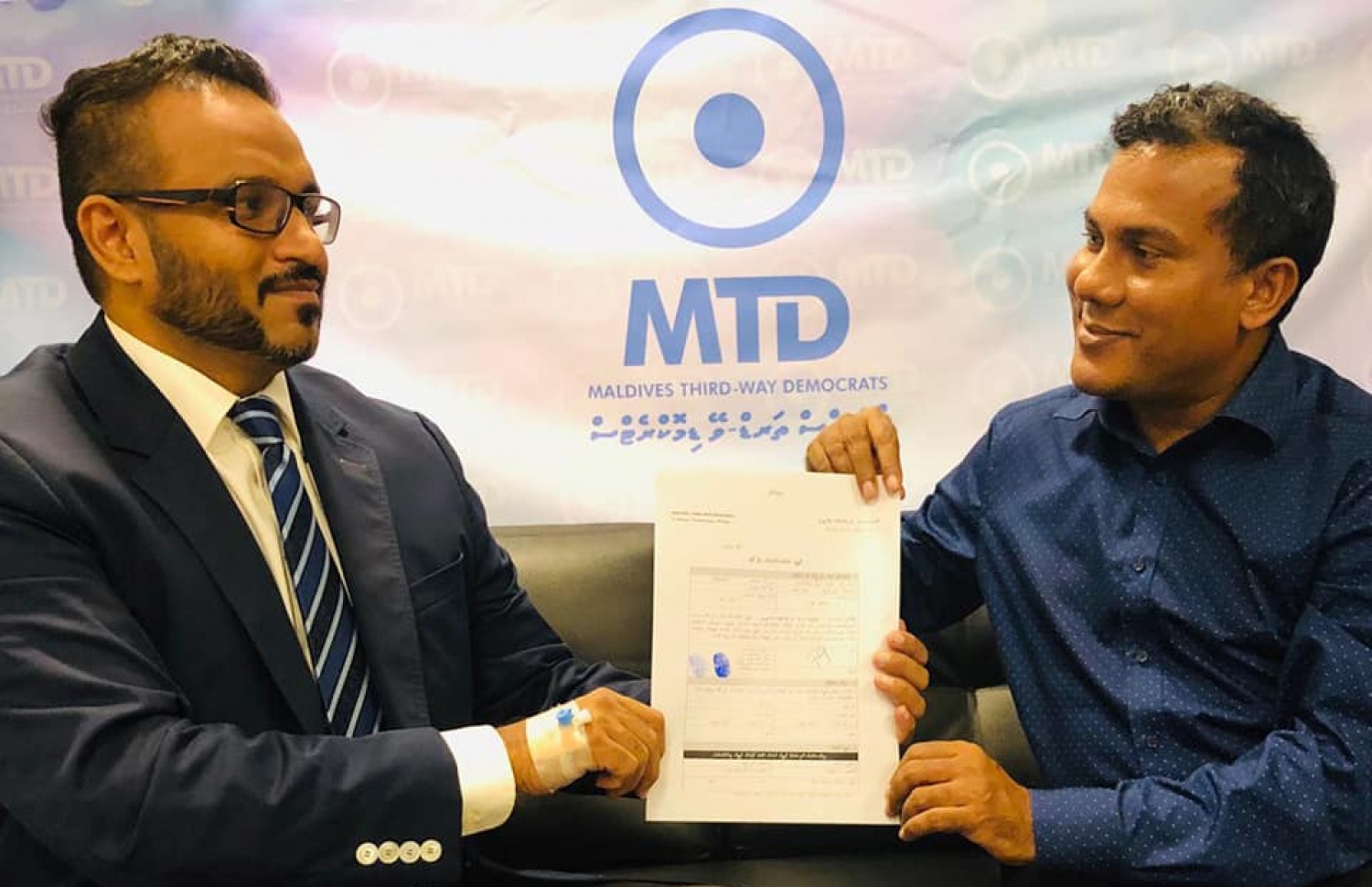 ޕާޓީއަށް ސޮއިކުރައްވައި އަދީބު އާސިފްއާ ފޯމް ހަވާލު ކުރައްވަނީ