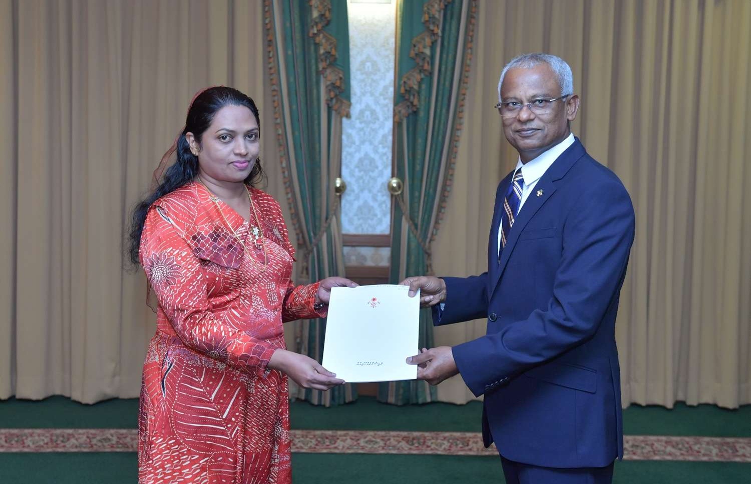 މާލެ: ނޮވެމްބަރު 29، 2018- ރައީސް އިބްރާހިމް މުހައްމަދު ސޯލިހް، ޖެންޑާ މިނިސްޓްރީގެ ސްޓޭޓް މިނިސްޓަރުކަމަށް އާއިޝަތު ރަޝީދާ އައްޔަން ކުރައްވައި އޭނާ އަށް މަގާމުގެ ފަތްކޮޅު ދެއްވަނީ.---ފޮޓޯ: ރައީސް އޮފީސް