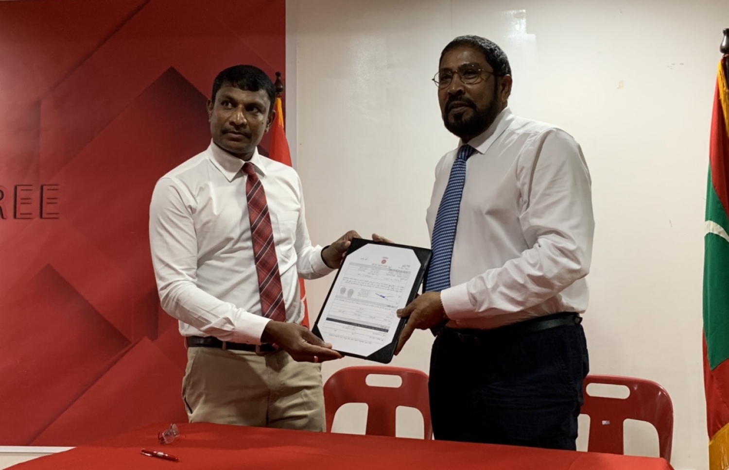 ރިޔާޒް ރަޝީދު، ޖޭޕީއަށް ސޮއިކުރެއްވުމަށް ފަހު އޭނާގެ ފޯމު، އެ ޕާޓީގެ ލީޑަރު ގާސިމަށް އަރުވަނީ.---ފޮޓޯ: ޖޭޕީ