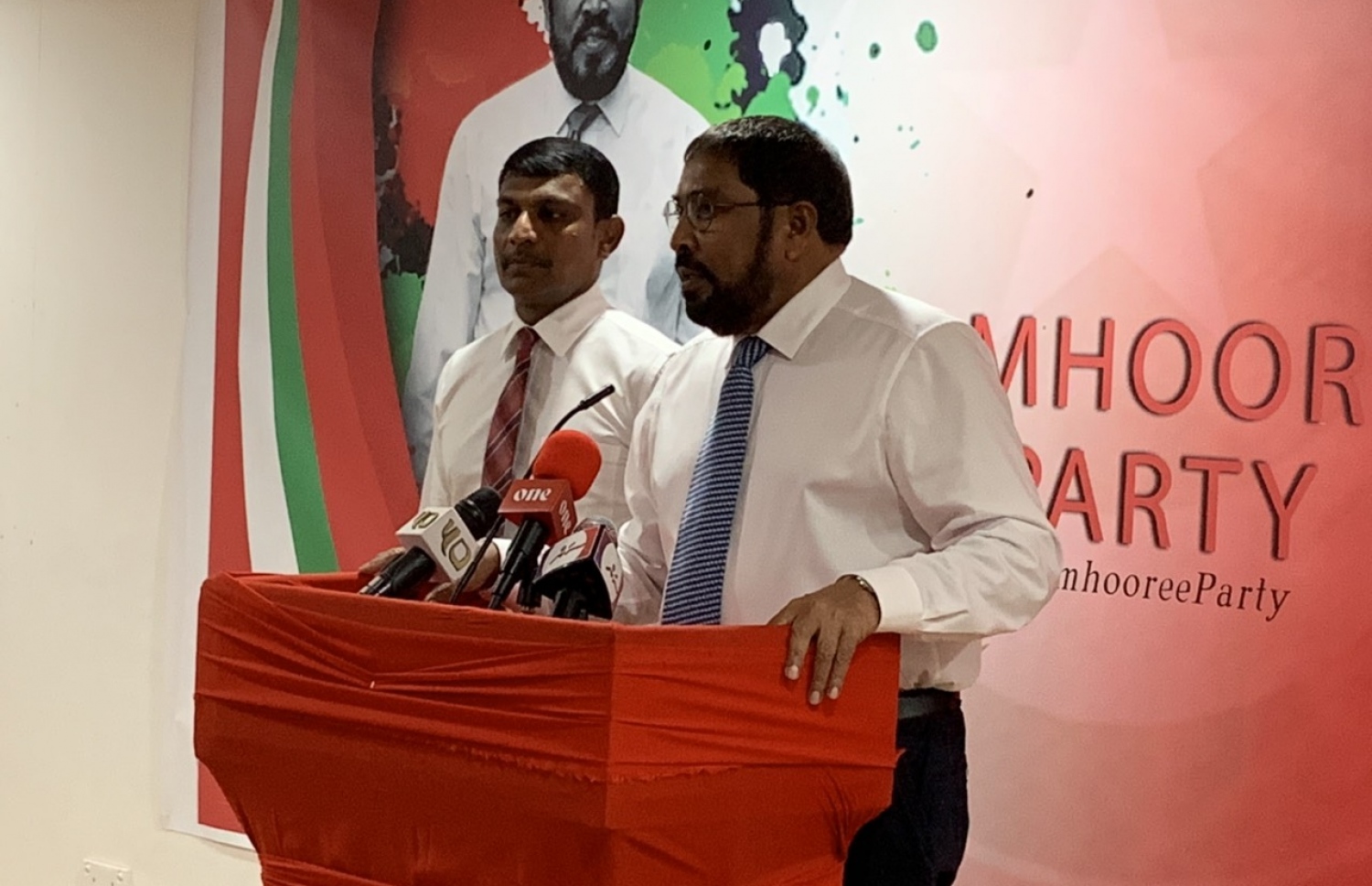 ރިޔާޒް، ޖޭޕީއަށް ސޮއިިކުރެއްވުމުގެ ހަފްލާގައި ގާސިމް ވާހަކަފުޅު ދައްކަވަނީ.---ފޮޓޯ: ޖޭޕީ