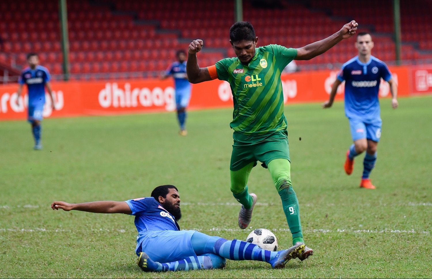 މާޒިޔާގެ އަސަދުﷲ (ކ) އަތުން ބޯޅަ ހޯދަން ނިއުގެ އަކްރަމް ޓެކްލްކުރަނީ. --ފޮޓޯ: ހުސެއިން ވަހީދު/ މިހާރު