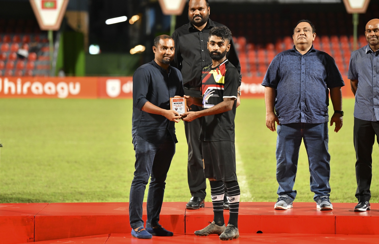 މިރޭގެ މެޗުގެ މޮޅު ކުޅުންތެރިއަކަށް ހޮވުނު ރިޒޭ (ކ) އަށް އެފްއޭއެމްގެ ޖެނެރަލް ސެކްރެޓަރީ ހުސެއިން ޖަވާޒް އެވޯޑް ހަވާލުކުރަނީ. -- ފޮޓޯ: އަހުމަދު ނިޝާތު/ މިހާރު