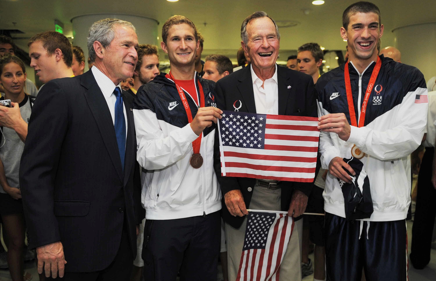 އެމެރިކާގެ ފެތުންތެރިޔާ މައިކަލް ފެލްޕްސް (ކ) އާއި ޖޯޖް ބުޝް އާއި ދަރިކަލުން ޖޯޖް ޑަބްލިއު. ބުޝް (ވ) 2008 ވަނަ އަހަރު ފޮޓޯއަކަށް ހުއްޓިވަޑައިގެން. --ފޮޓޯ:އޭއެފްޕީ