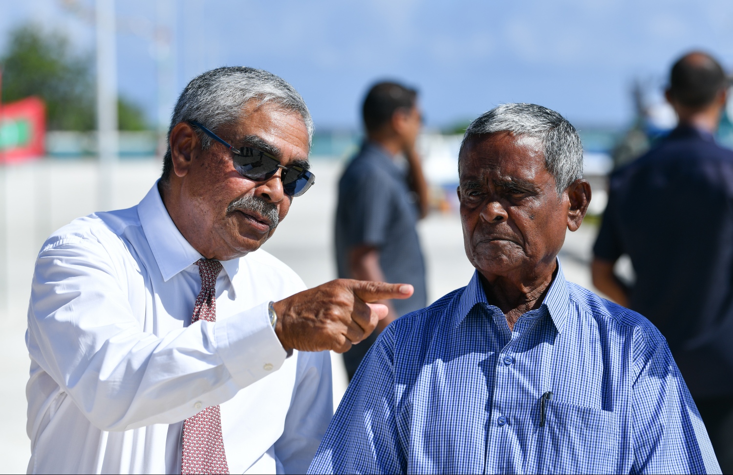 ކްރައުން އެންޑް ޗަމްޕާ ކުންފުނީގެ ހިއްސާދާރުން ކަމަށް ވާ ހުސައިން އަފީފް އާއި އޭނާގެ ބޭބެ މުހައްމަދު މޫސާ --ފޮޓޯތައް: ހުސައިން ވަހީދު/މިހާރު