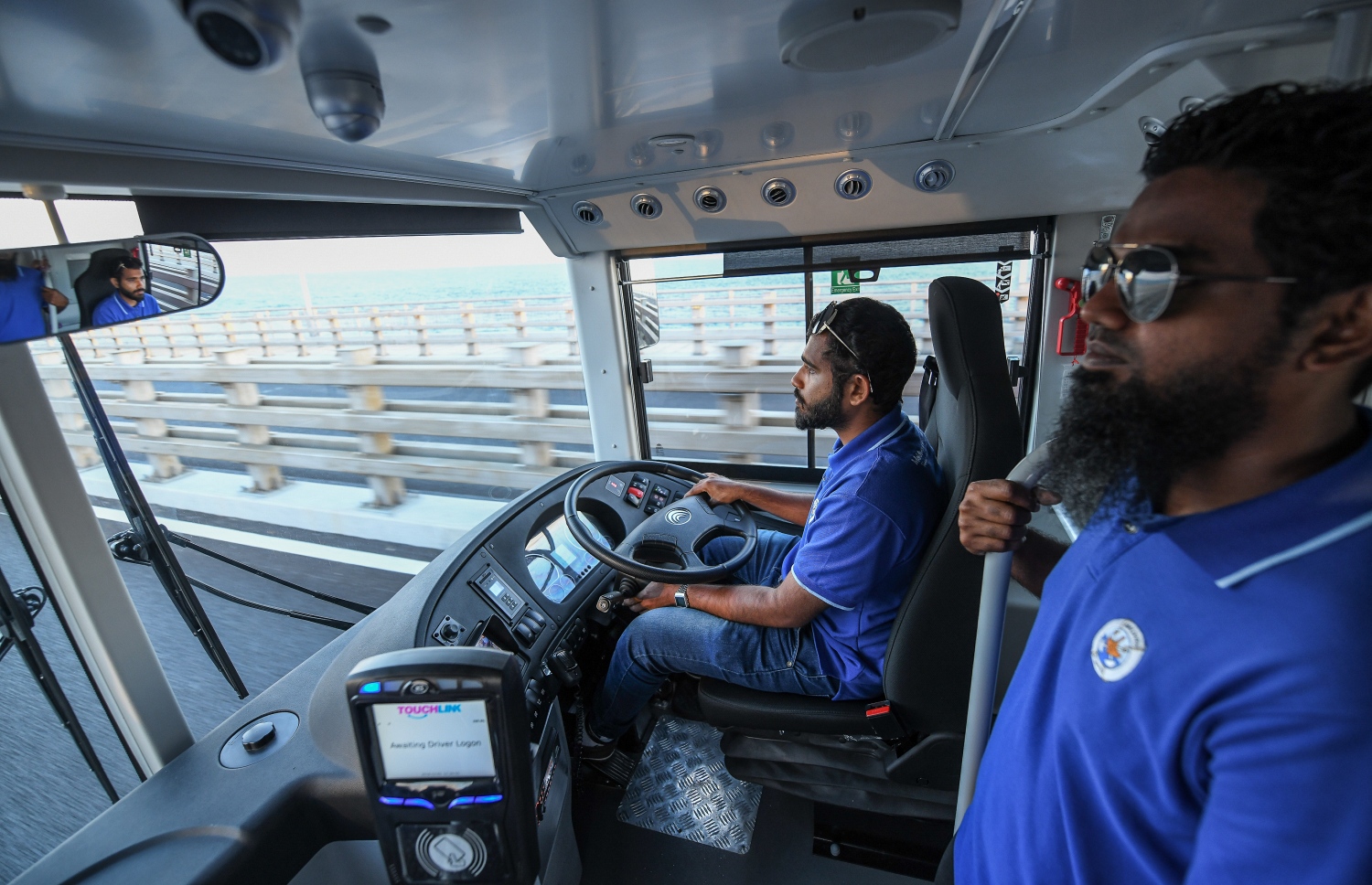 އެމްޕީއެލްގެ ދެ މުވައްޒަފަކު ބަހުގެ ޚިދުމަތް ދެނީ. ފައިލް ފޮޓޯ: ނިޝާން އަލީ/ މިހާރު