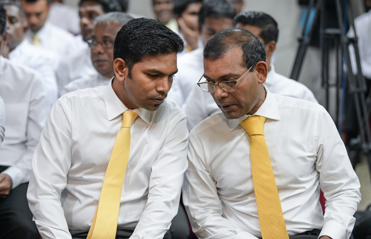 ރޭ ބޭއްވި އެމްޑީޕީގެ ގައުމީ މަޖިލިހުގެ ޖަލްސާގައި އެ ޕާޓީގެ ރައީސް ނަޝީދާއި ނައިބު ރައީސް ޝިފާޒް މަޝްވަރާ ކުރައްވަނީ.---ފޮޓޯ: ނިޝާން އަލީ/މިހާރު