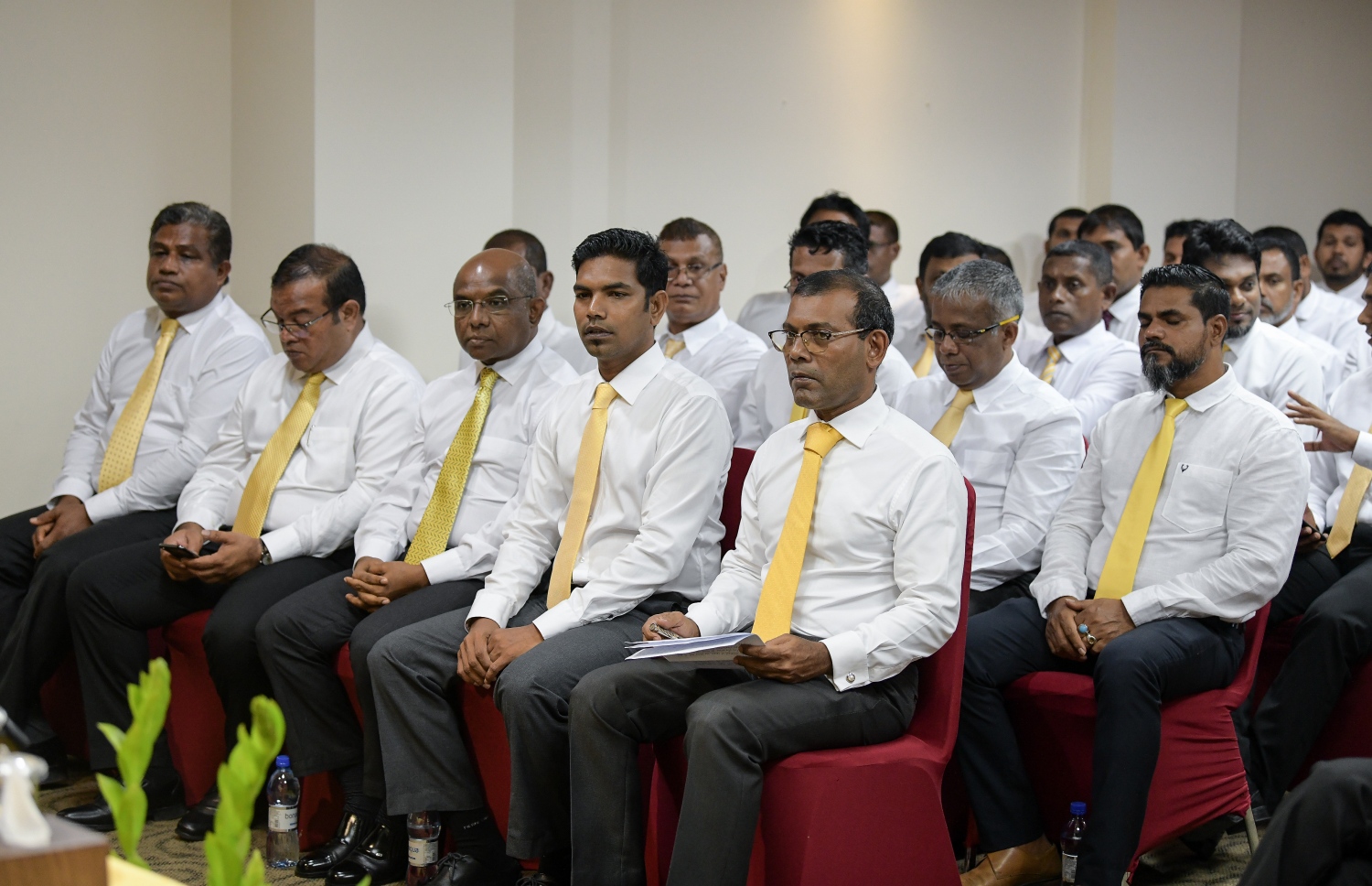 އެމްޑީޕީން ރޭ ބޭއްވި ގައުމީ މަޖިލިހުގެ ބައްދަލުވުމުގައި އެ ޕާޓީގެ ރަައީސް ނަޝީދާއި އެހެނިހެން އިސްބޭފުޅުން ބައިވެރިވެވަޑައިގަންނަވަނީ.---ފޮޓޯ: ނިޝާން އަލީ/މިހާރު
