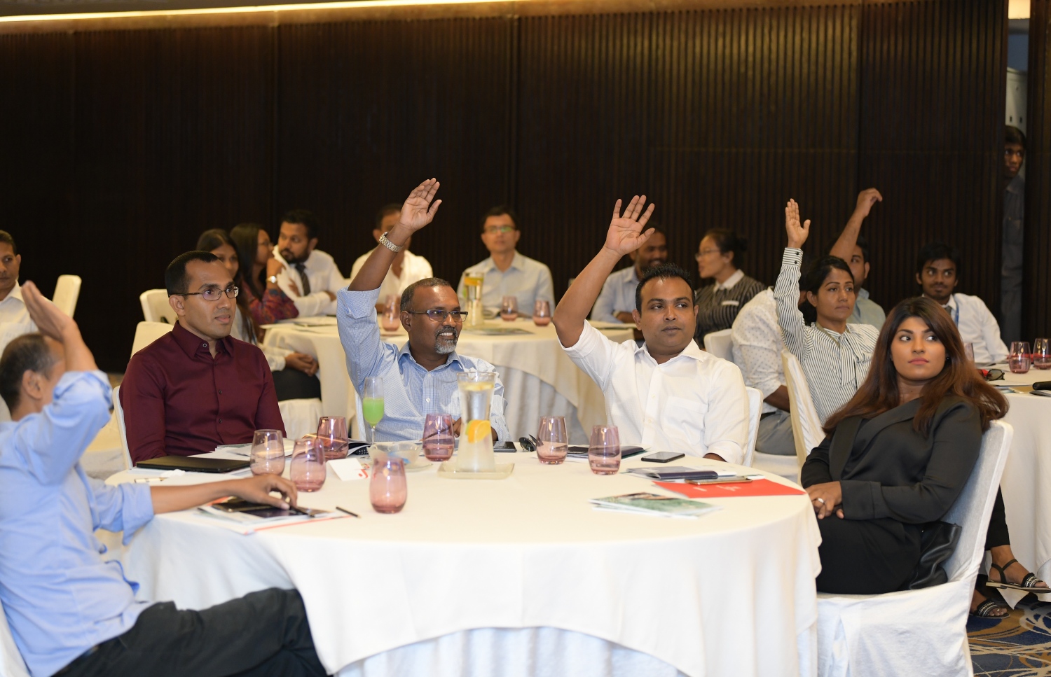 މަޓަޓޯގެ އަހަރީ އާންމު ޖަލްސާގައި އެ ޖަމިއްޔާގެ މެމްބަރުން ކަންކަން ފާސް ކުރުމަށް ވޯޓު ލަނީ | ފޮޓޯ: އަހުމަދު ނިޝަތު