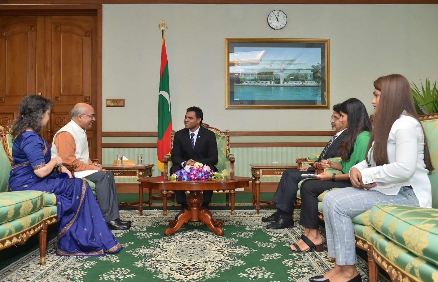 ނައިބު ރައީސް ފައިސަލްއާ، ރާއްޖޭގައި ހުންނަވާ އިންޑިއާގެ ސަފީރު އަކިލެޝްގެ ދެކަނބަލުން މިއަދު ބައްދަލުކުރައްވަނީ.---ފޮޓޯ: ރައީސް އޮފީސް