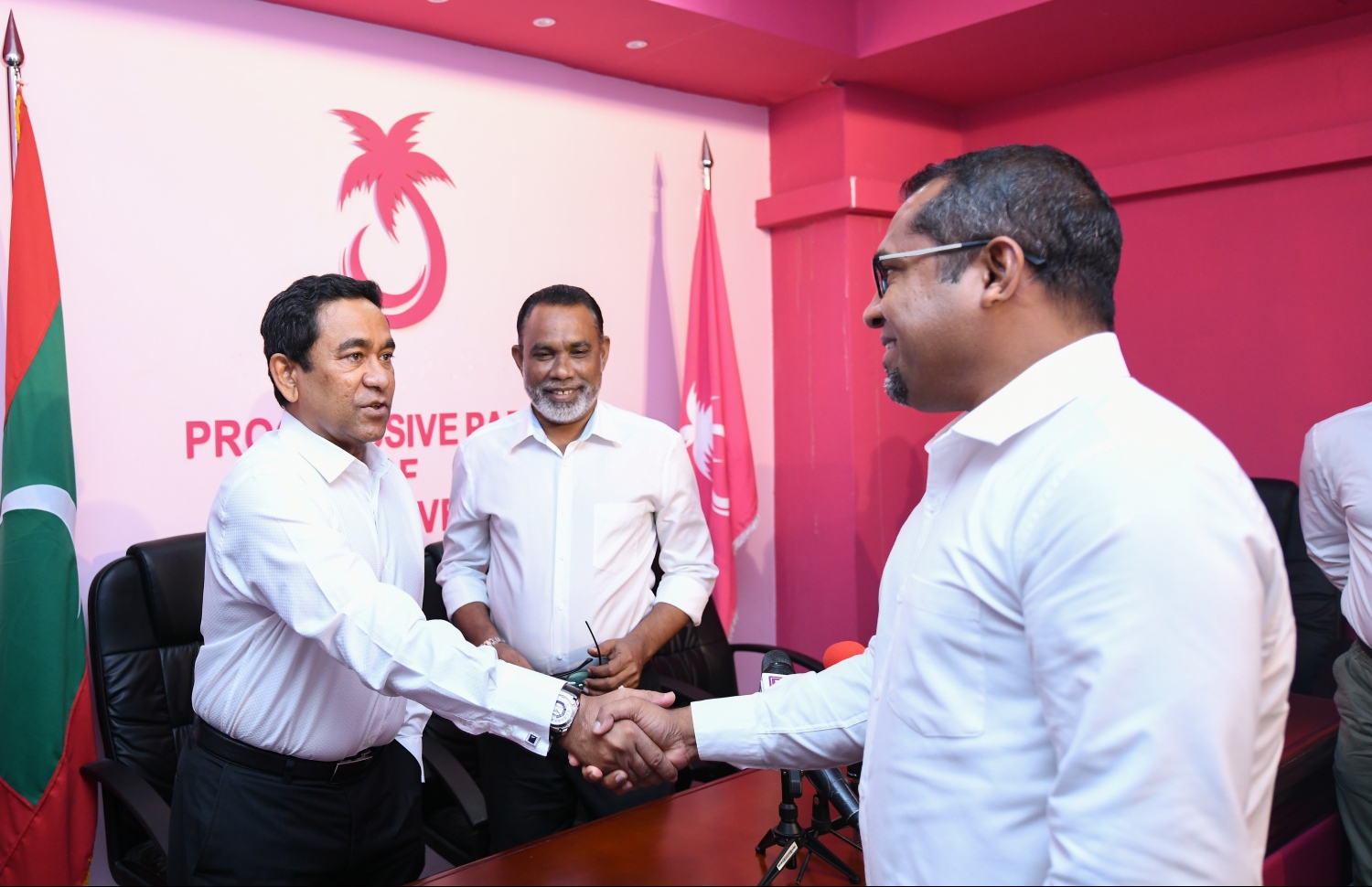 ރައީސް ޔާމީން، މިރޭގެ ބައްދަލުވުމުގައި ނިލަންދޫ ދާއިރާގެ މެމްބަރު ޚަލީލްއާ ސަލާމް ކުރައްވަނީ.---ފޮޓޯ: ހުސައިން ވަހީދު/މިހާރު