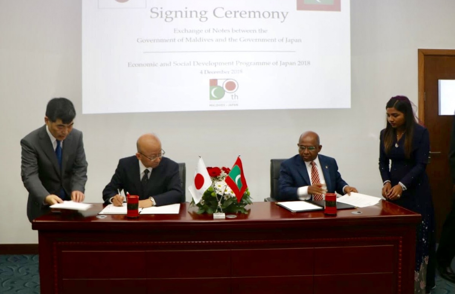 ޖަޕާނު ސަރުކާރުން ހިލޭ އެހީ ދިނުމަށް ބޭއްވި ރަސްމިއްޔާތުގައި، ފޮރިން މިނިސްޓަރު އަބްދުﷲ ޝާހިދާއި ޖަޕާނުގެ ސަފީރު ކަޒޫމީ އެންޑޯ