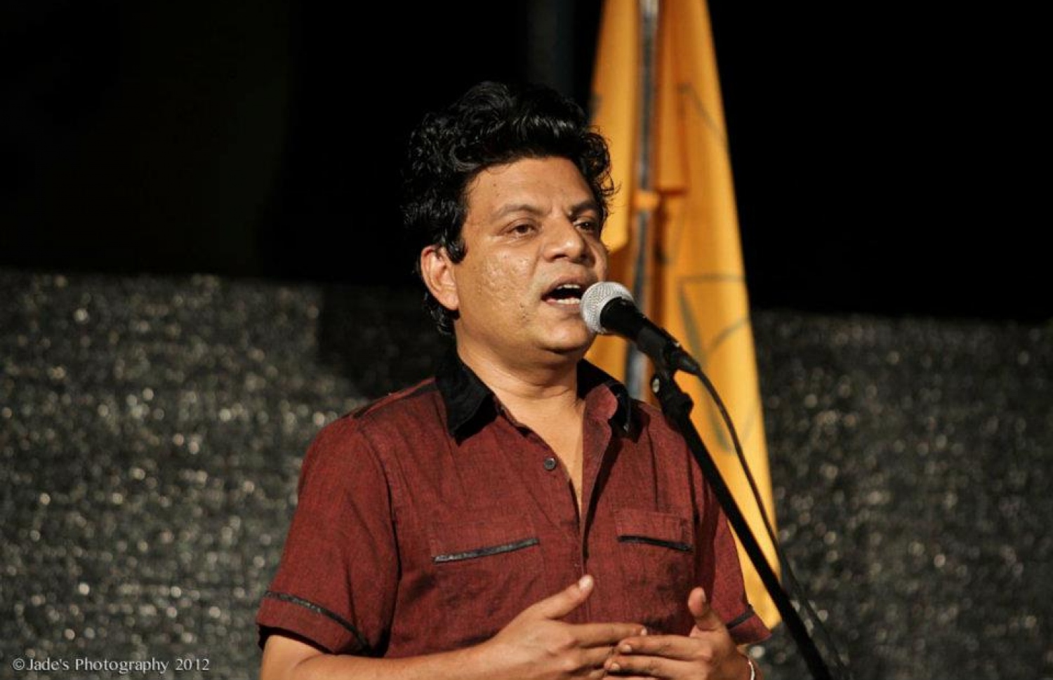 ހޯރަ އިއްބެ ކުރިން އެމްޑީޕީގެ ޕޯޑިއަމެއްގައި ވާހަކަދައްކަނީ