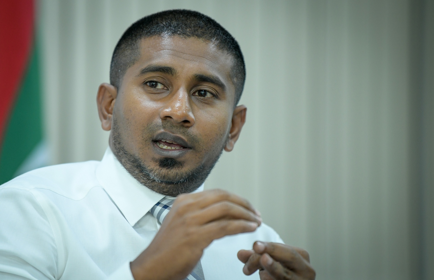 އިއްޔެގެ ނިއުސް ކޮންފަރެންސްގައި މިނިސްޓަރު މަހްލޫފް ވާހަކަ ދައްކަވަނީ.---ފޮޓޯ: ނިޝާން އަލީ/މިހާރު