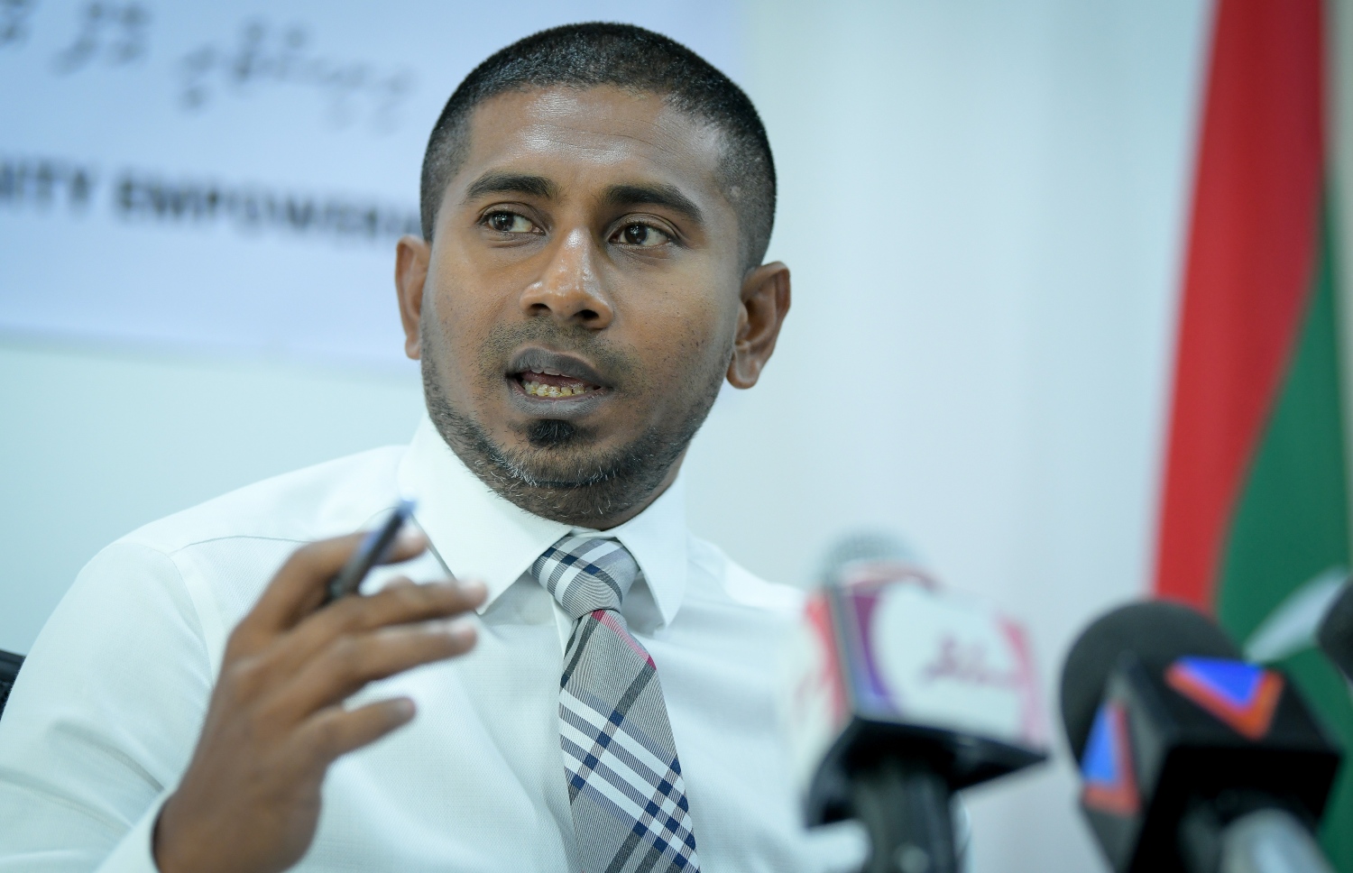 ކުޅިވަރާ ބެހޭ ވަޒީރު އަހުމަދު މަހުލޫފު ނޫސްވެރިންގެ ބައްދަލުވުމެއްގައި. --ފޮޓޯ: ނިޝާން އަލީ/ މިހާރު