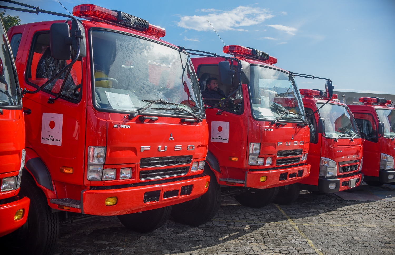 މާލެ: ޑިސެމްބަރު 4، 2018- ޖަޕާން ސަރުކާރުން ރާއްޖެއަށް ހަދިޔާކުރި، އަލިފާން ނިއްވުމަށް ގެންގުޅޭ ބައެއް ވެހިކަލްތައް: އެ ގައުމުގެ ސަރުކާރުން މިއަދު ވަނީ އަލިފާން ނިއްވުމަށް ގެންގުޅޭނެ 13 ވެހިކަލެއް ރާއްޖެއަށް ހަދިޔާ ކޮށްފައި.---ފޮޓޯ: އަހުމަދު ނިޝާތު/މިހާރު