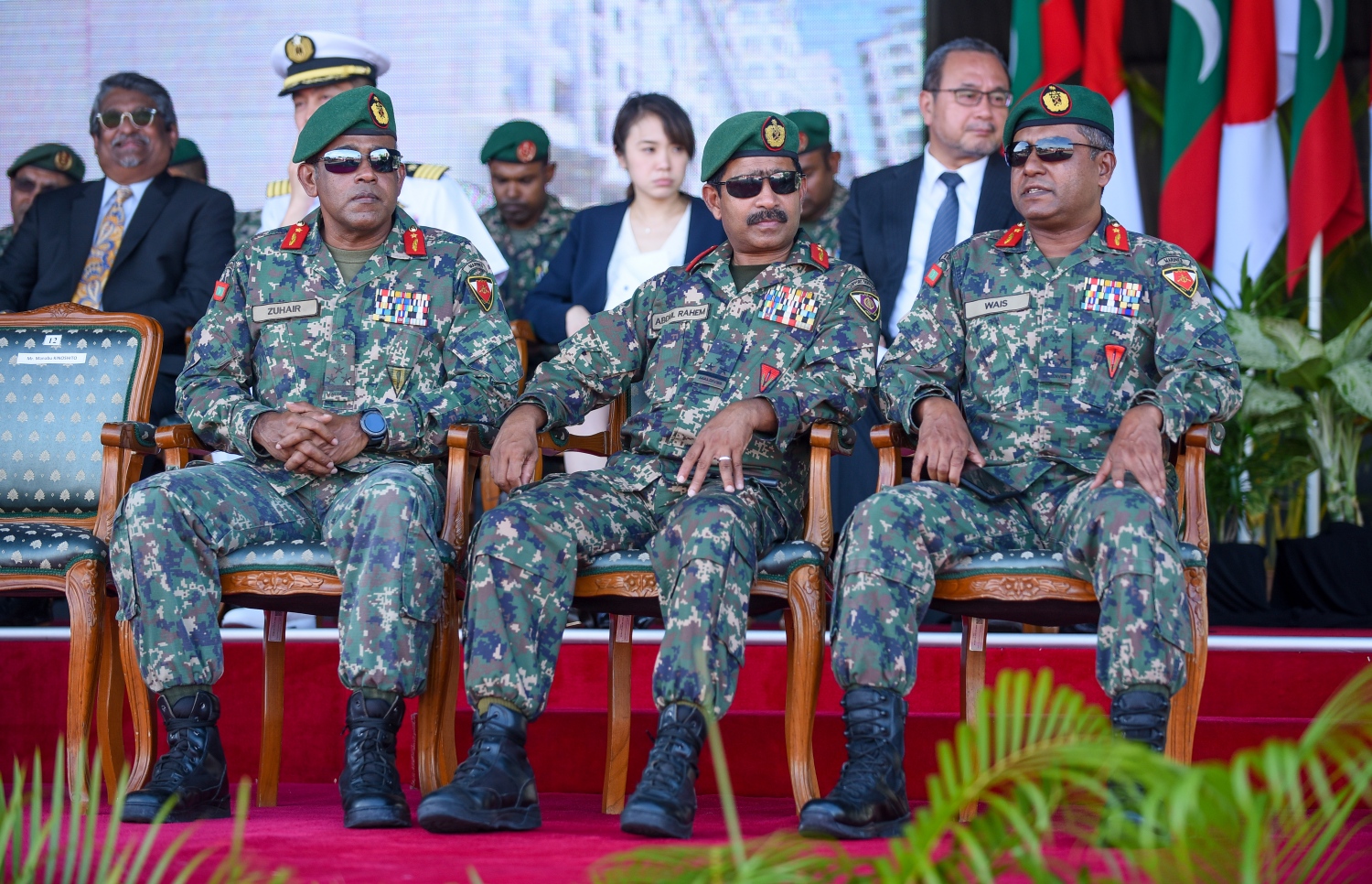 މާލެ: ޑިސެމްބަރު 4، 2018- ޖަޕާން ސަރުކާރުން ރާއްޖެއަށް އަލިފާން ނިއްވާ ސާމާނު ހަދިޔާ ކުރުމަށް ބޭއްވި ރަސްމިއްޔާތުގެ ދިވެހި ސިފައިންގެ ބައެއް އިސް އޮފިސަރުން ބައިވެރިވެވަޑައިގަންނަވަނީ.---ފޮޓޯ: އަހުމަދު ނިޝާތު/މިހާރު