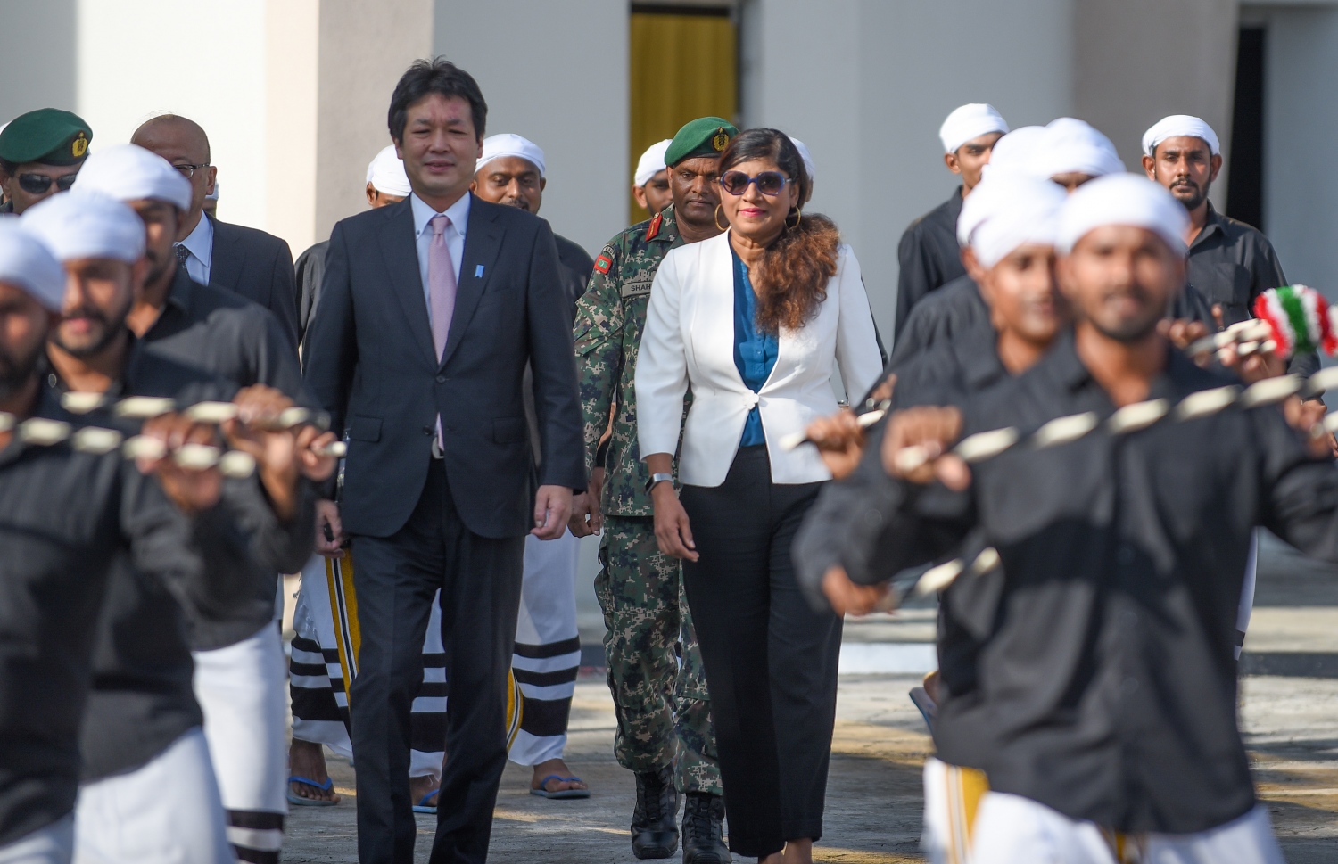 މާލެ: ޑިސެމްބަރު 4، 2018- ޖަޕާން ސަރުކާރުން ރާއްޖެއަށް އަލިފާން ނިއްވާ ސާމާނު ހަދިޔާ ކުރުމަށް ބޭއްވި ރަސްމިއްޔާތަށް ޑިފެންސް މިނިސްޓަރު މާރިޔާ އަހުމަދު ދީދީ އާއި ޖަޕާނުގެ ބޮޑުވަޒީރުގެ މުޝީރު ވަޑައިގަތުމުން ސަގާފީ ހަރަކާތަކުން މަރުހަބާ ދަންނަވަނީ.---ފޮޓޯ: އަހުމަދު ނިޝާތު/މިހާރު