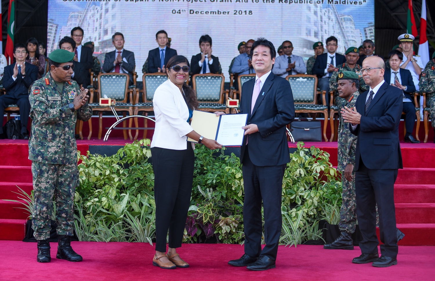 މާލެ: ޑިސެމްބަރު 4، 2018- ޖަޕާން ސަރުކާރުން ރާއްޖެއަށް ހަދިޔާކުރި އަލިފާން ނިއްވާ ސާމާނާ ދިވެހި ސަރުކާރުގެ ފަރާތުން، ޑިފެންސް މިނިސްޓަރު މާރިޔާ ހަވާލުވެވަޑައިގަންނަވަނީ.---ފޮޓޯ: އަހުމަދު ނިޝާތު/މިހާރު