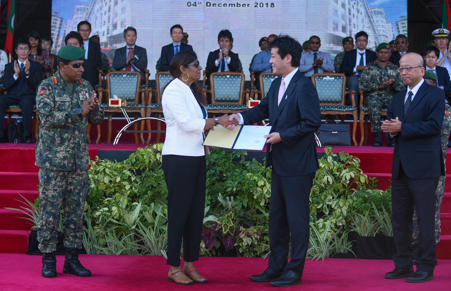 މާލެ: ޑިސެމްބަރު 4، 2018- ޖަޕާން ސަރުކާރުން ރާއްޖެއަށް ހަދިޔާކުރި އަލިފާން ނިއްވާ ސާމާނާ ދިވެހި ސަރުކާރުގެ ފަރާތުން، ޑިފެންސް މިނިސްޓަރު މާރިޔާ ހަވާލުވެވަޑައިގަންނަވަނީ.---ފޮޓޯ: އަހުމަދު ނިޝާތު/މިހާރު