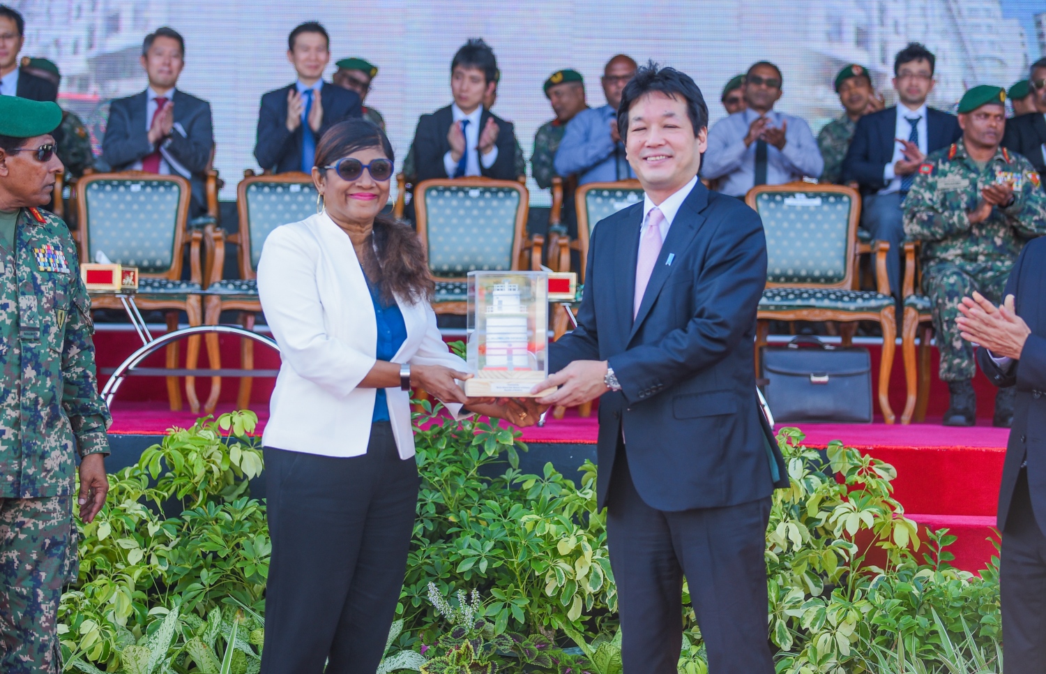 މާލެ: ޑިސެމްބަރު 4، 2018- ޖަޕާން ސަރުކާރުން ރާއްޖެއަށް ހަދިޔާކުރި އަލިފާން ނިއްވާ ސާމާނާ ދިވެހި ސަރުކާރުގެ ފަރާތުން، ޑިފެންސް މިނިސްޓަރު މާރިޔާ ހަވާލުވެވަޑައިގަންނަވަނީ.---ފޮޓޯ: އަހުމަދު ނިޝާތު/މިހާރު