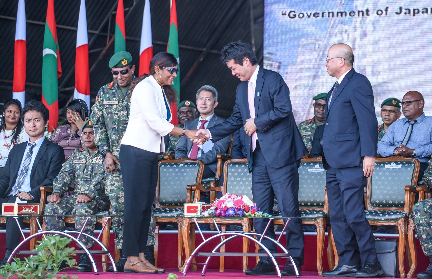 މާލެ: ޑިސެމްބަރު 4، 2018- ޖަޕާން ސަރުކާރުން ރާއްޖެއަށް ހަދިޔާކުރި އަލިފާން ނިއްވާ ސާމާނާ ދިވެހި ސަރުކާރުން ހަވާލުވުމަށް ބޭއްވި ރަސްމިއްޔާތުގައި، ރާއްޖޭގެ ޑިފެންސް މިނިސްޓަރު މާރިޔާ އާއި ޖަޕާނުގެ ބޮޑުވަޒީރުގެ މުޝީރު ސަލާމް ކުރައްވަނީ.---ފޮޓޯ: އަހުމަދު ނިޝާތު/މިހާރު