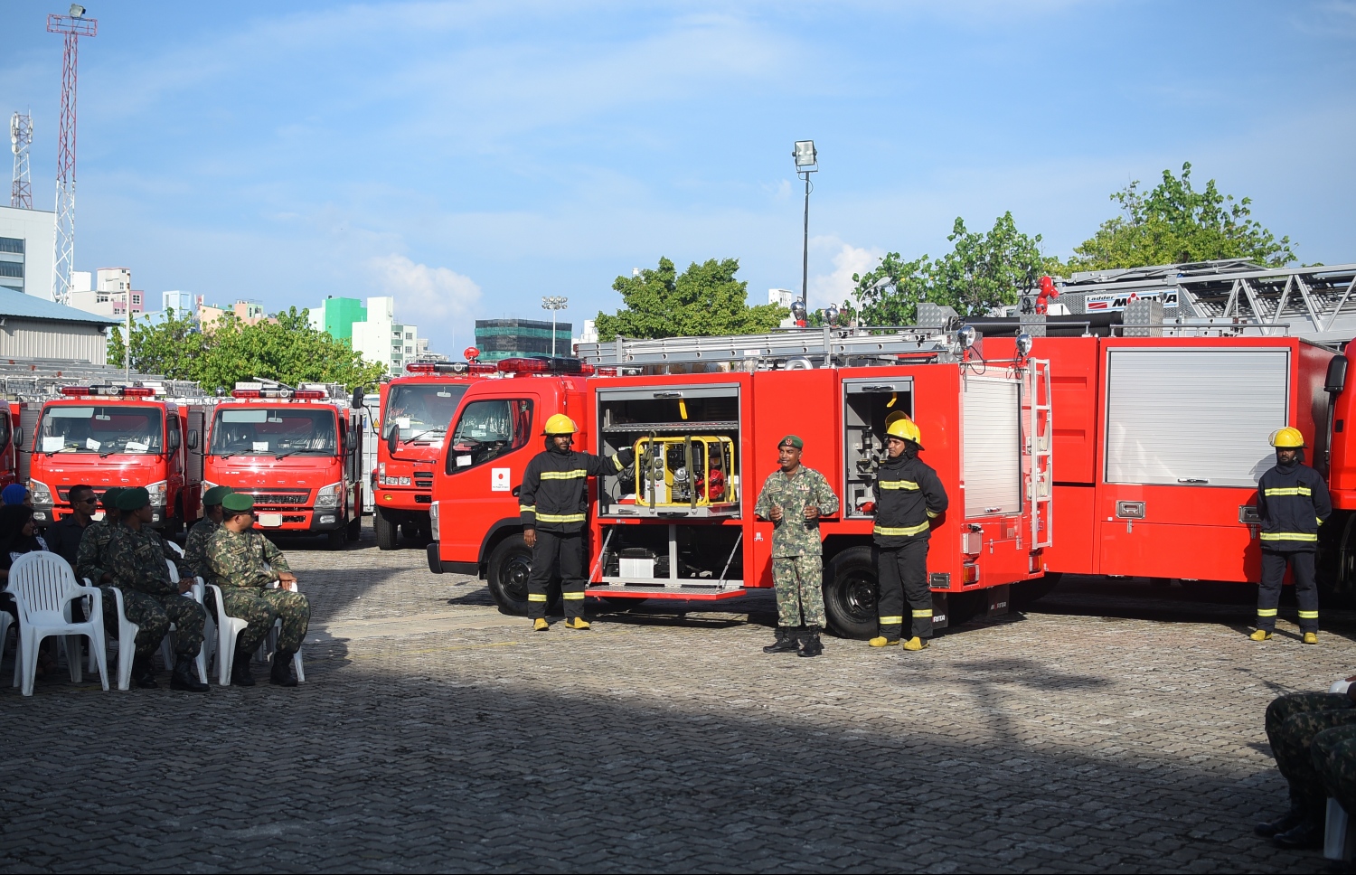 މާލެ: ޑިސެމްބަރު 4، 2018- ޖަޕާން ސަރުކާރުން ރާއްޖެއަށް ހަދިޔާކުރި، އަލިފާން ނިއްވުމަށް ގެންގުޅޭ ބައެއް ވެހިކަލްތައް ކައިރީގައި ފަޔާމަނުން ހަރަކާތްތެރިވަނީ: އެ ގައުމުގެ ސަރުކާރުން މިއަދު ވަނީ އަލިފާން ނިއްވުމަށް ގެންގުޅޭނެ 13 ވެހިކަލެއް ރާއްޖެއަށް ހަދިޔާ ކޮށްފައި.---ފޮޓޯ: އަހުމަދު ނިޝާތު/މިހާރު