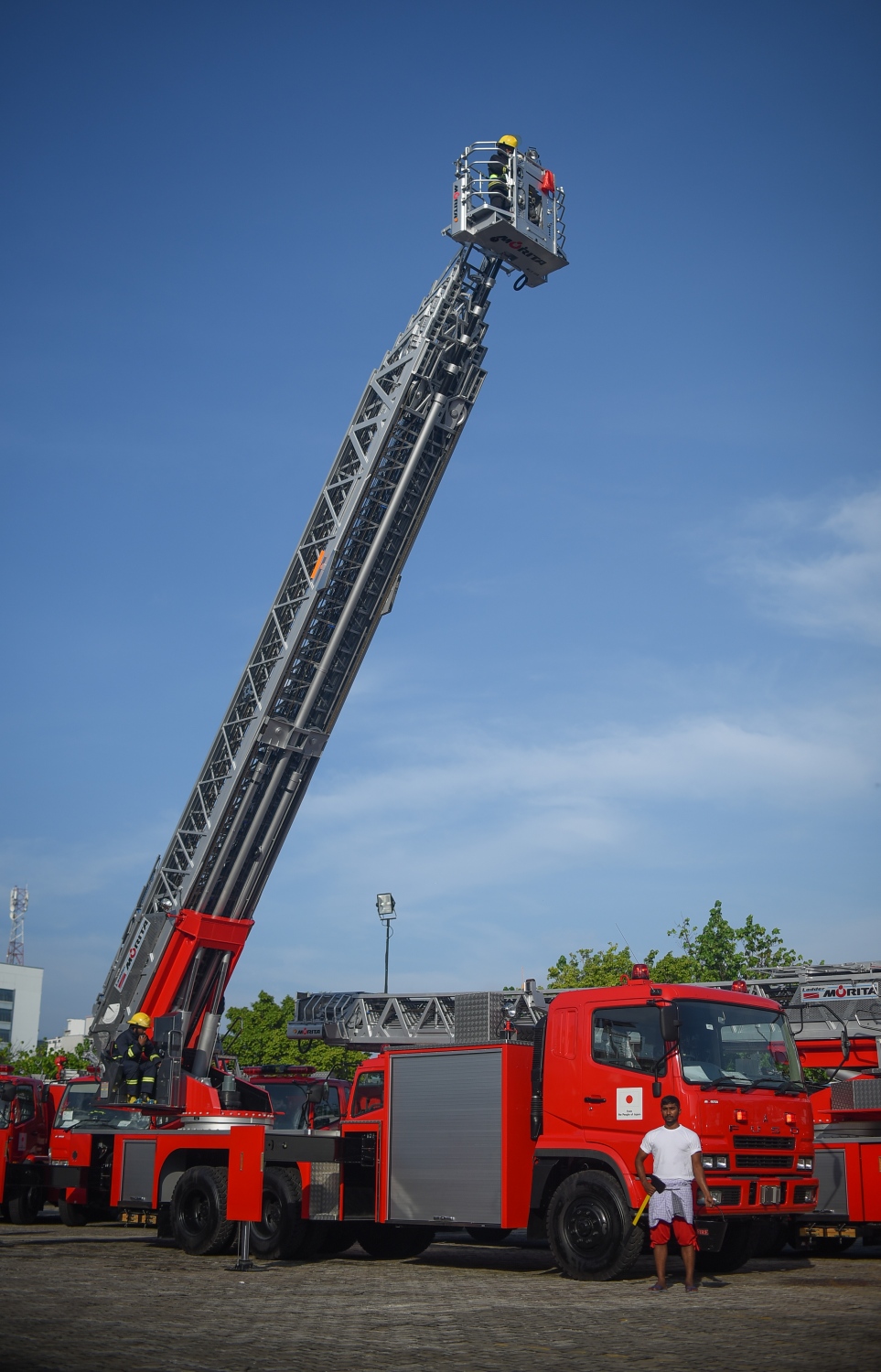 މާލެ: ޑިސެމްބަރު 4، 2018- ޖަޕާން ސަރުކާރުން ރާއްޖެއަށް ހަދިޔާކުރި، އަލިފާން ނިއްވުމަށް ގެންގުޅޭ ބައެއް ވެހިކަލްތައް: އެ ގައުމުގެ ސަރުކާރުން މިއަދު ވަނީ އަލިފާން ނިއްވުމަށް ގެންގުޅޭނެ 13 ވެހިކަލެއް ރާއްޖެއަށް ހަދިޔާ ކޮށްފައި.---ފޮޓޯ: އަހުމަދު ނިޝާތު/މިހާރު