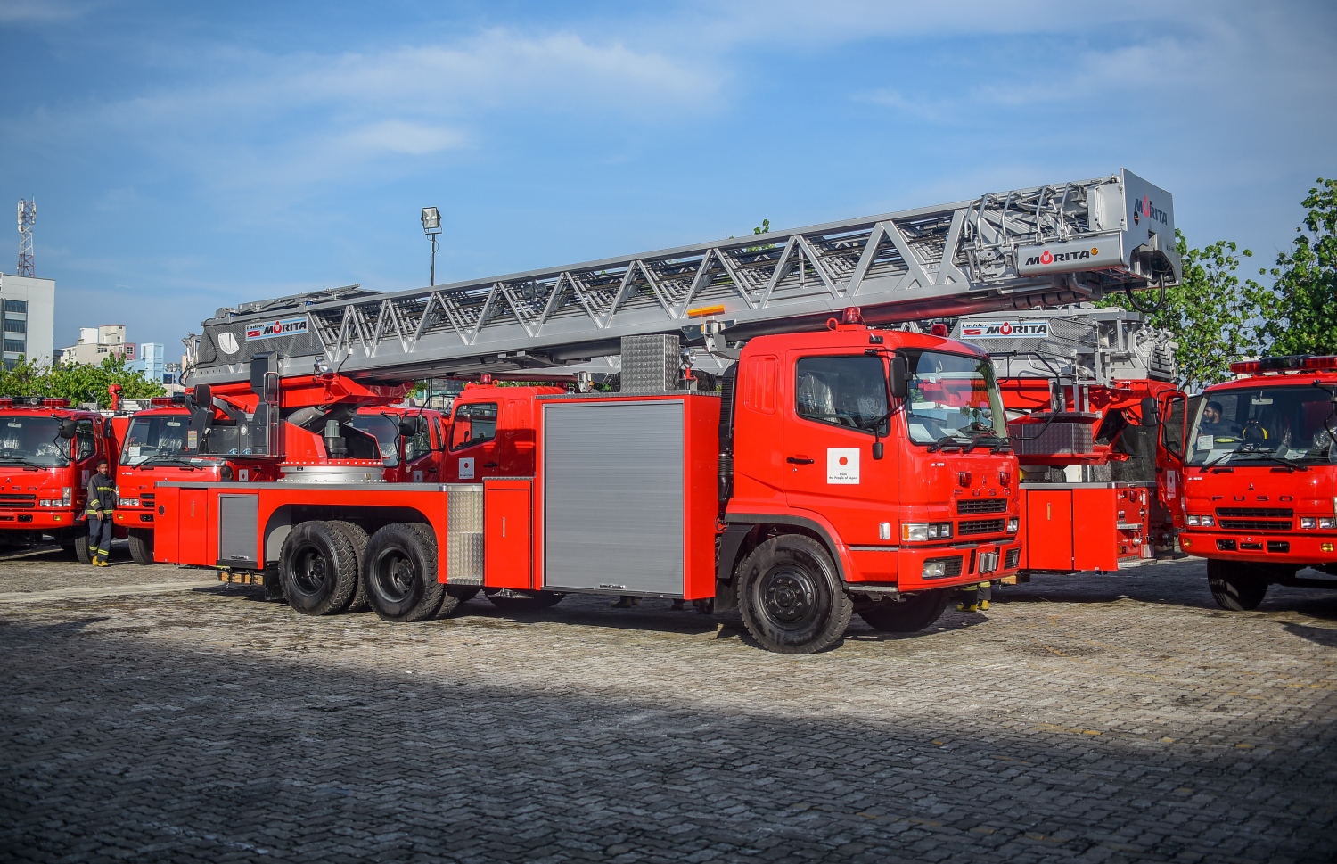 މާލެ: ޑިސެމްބަރު 4، 2018- ޖަޕާން ސަރުކާރުން ރާއްޖެއަށް ހަދިޔާކުރި، އަލިފާން ނިއްވުމަށް ގެންގުޅޭ ބައެއް ވެހިކަލްތައް: އެ ގައުމުގެ ސަރުކާރުން މިއަދު ވަނީ އަލިފާން ނިއްވުމަށް ގެންގުޅޭނެ 13 ވެހިކަލެއް ރާއްޖެއަށް ހަދިޔާ ކޮށްފައި.---ފޮޓޯ: އަހުމަދު ނިޝާތު/މިހާރު