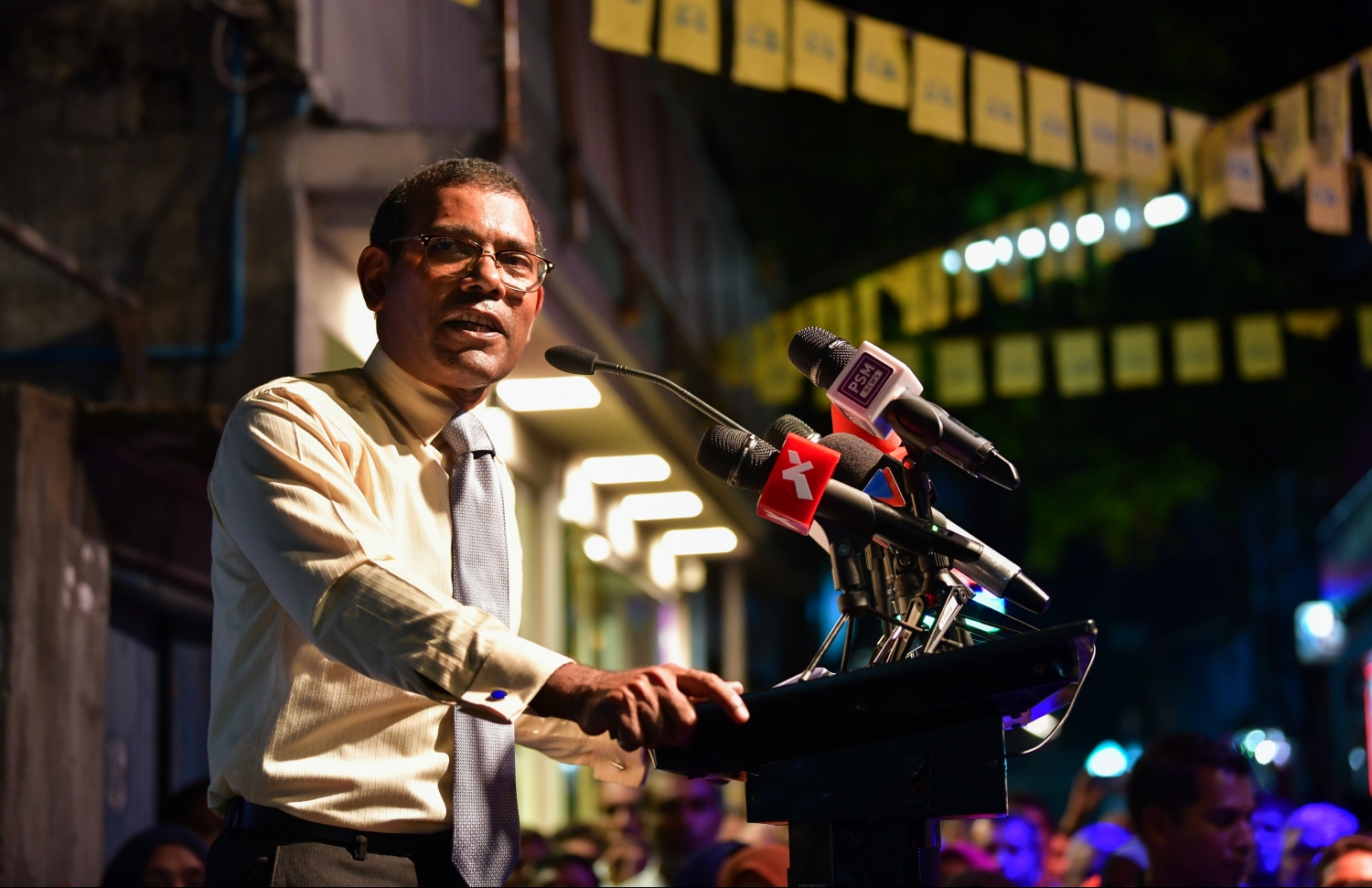 ކެމްޕޭން ޖަލްސާއެއްގައި ކުރީގެ ރައީސް މުހައްމަދު ނަޝީދު ވާހަކަފުޅު ދައްކަވަނީ. ---ފޮޓޯ: ހުސައިން ވަހީދު/މިހާރު