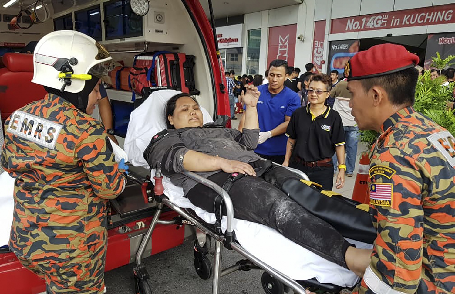 ޝަރަވަކް ސްޓޭޓުގެ ވެރިރަށް ކުޗިންގެ ޝޮޕިން މޯލެއްގައި ބާރުގަދަ އެއްޗެއް ގޮވުމުން ޒަޚަމްވި މީހަކު މެލޭޝިއާގެ ރެސްކިއު ޓީމުން ގެންދަނީ. --ފޮޓޯ:އޭއެފްޕީ