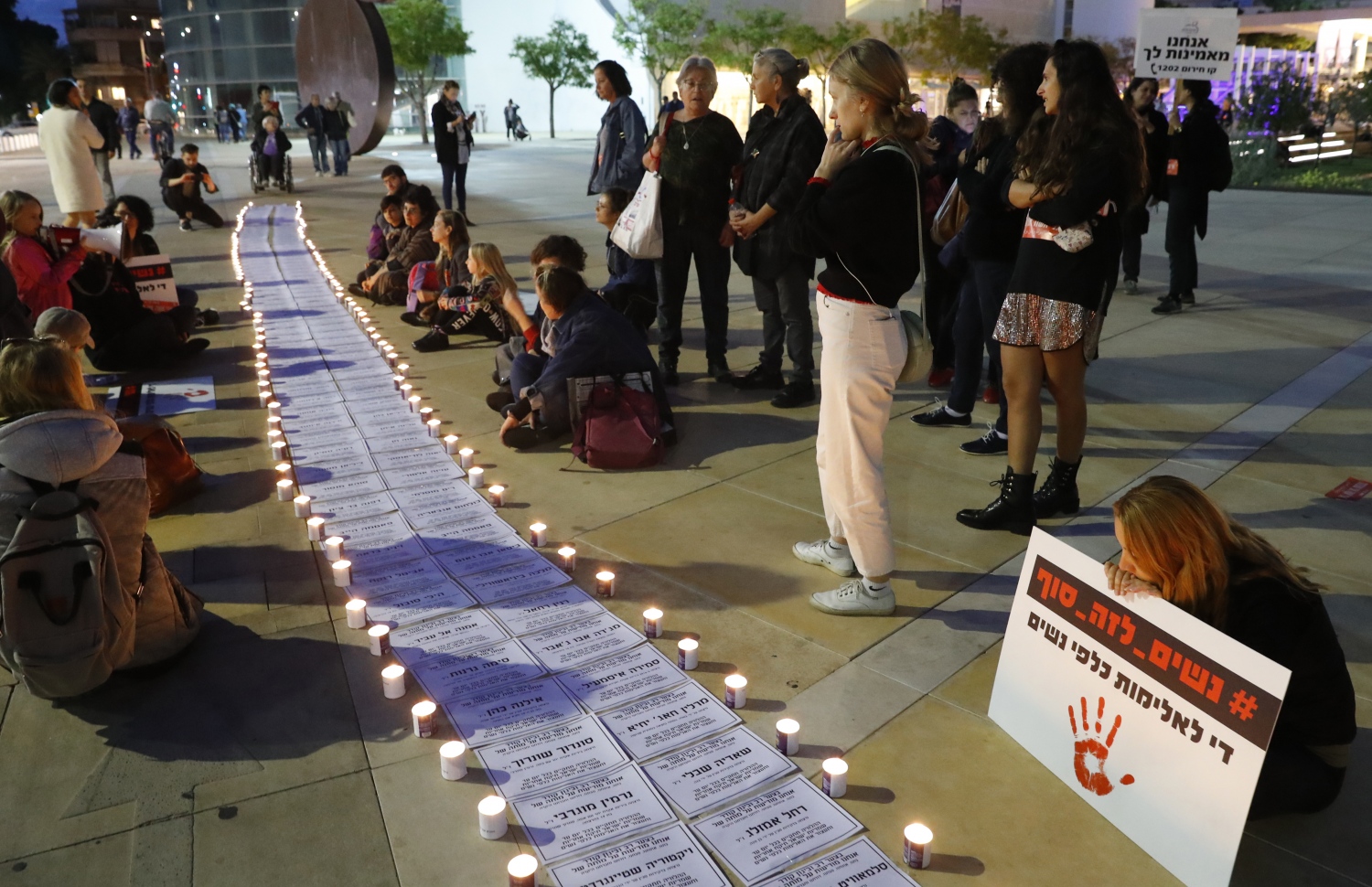 ގެވެށި އަނިޔާއާ ދެކޮޅަށް އިޒްރޭލުގެ އަންހެނަކު އިހުތިޖާޖް ކުރަނީ. --ފޮޓޯ:އޭއެފްޕީ