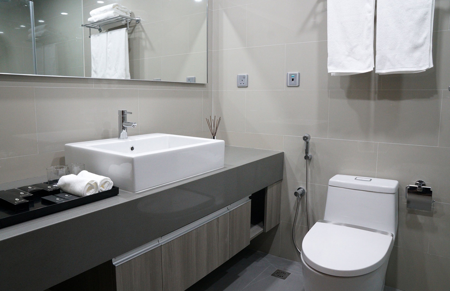 ނިއުއޭޖް އަންލިޓަޑުން ވިއްކާ ކްރެޝަލް ބްރޭންޑް ފާހާނަ ސެޓް | ފޮޓޯ: ނިއުއޭޖް އަންލިމިޓަޑް