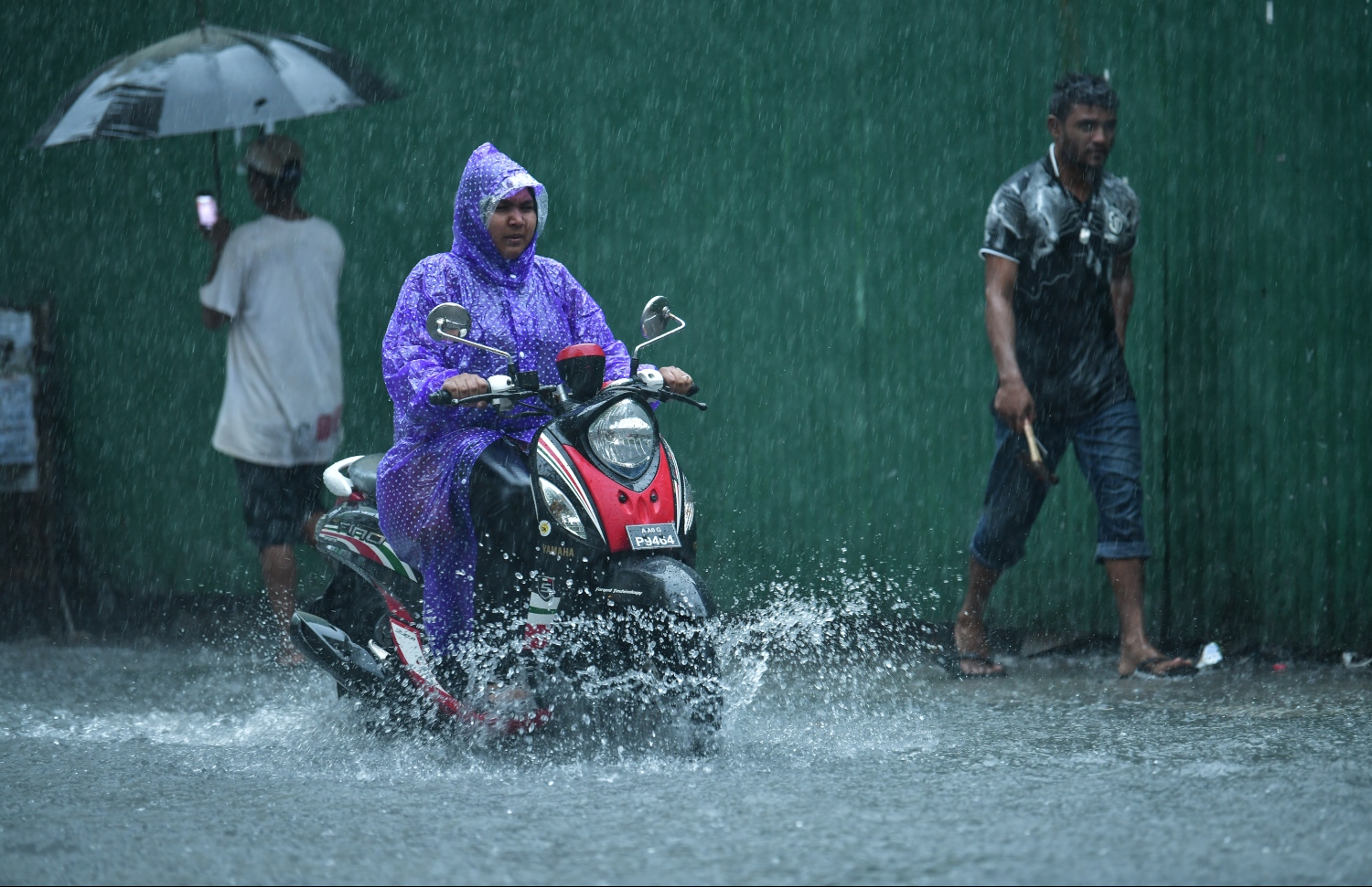 މާލެ: ޑިސެމްބަރު 5، 2018: މާލޭގައި ފެން ބޮޑުވެފައިވާ މަގަކުން މީހަކު ސައިކަލު ދުއްވާފައި ދަނީ.---ފޮޓޯ: ހުސައިން ވަހީދު/މިހާރު