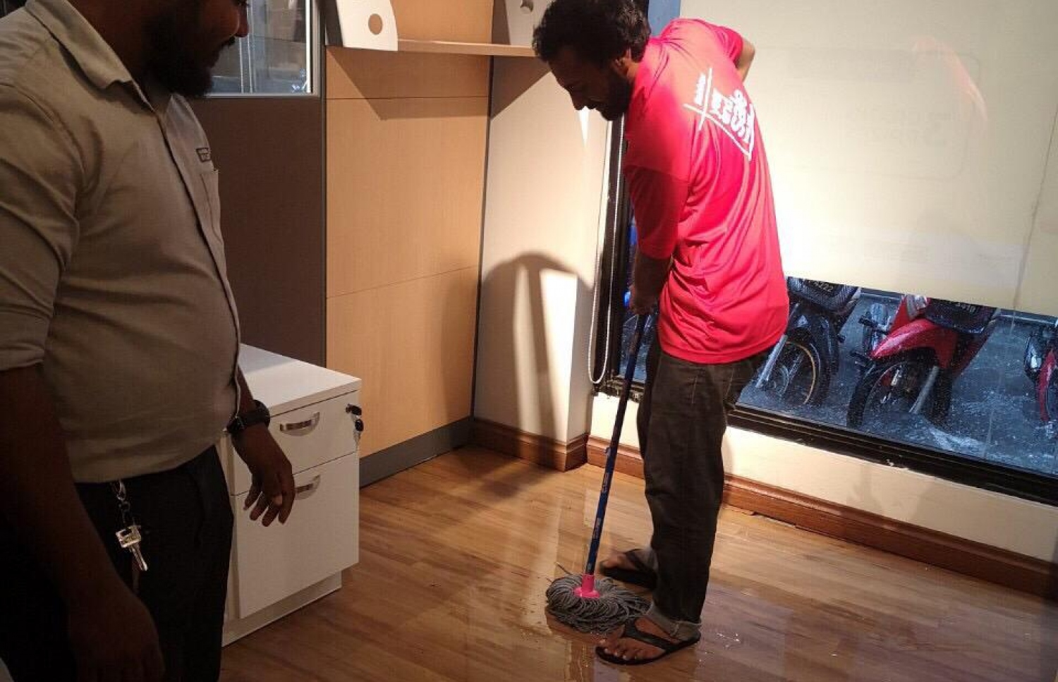 ރެއިންބޯ އެންޓަޕްރައިޒަސްގެ ފިހާރައަށް ފެންވަދެ، މުދަލަށް ގެއްލުންވެފައި | ފޮޓޯ: ރެއިންބޯ