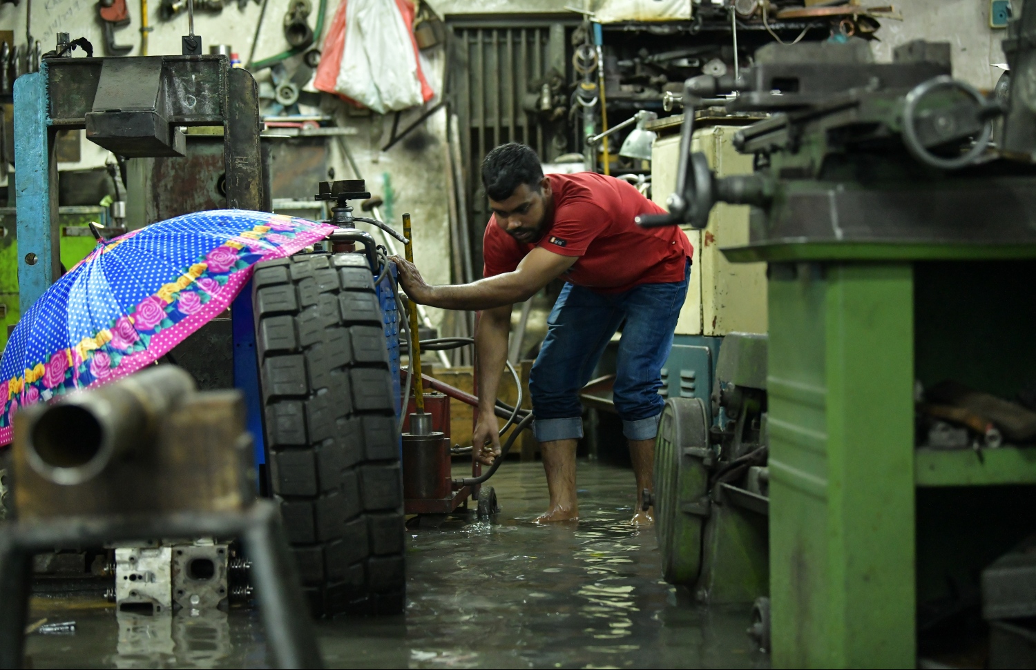 މާލެ: ޑިސެމްބަރު 5، 2018: ވަޑާންގެއަކަށް ފެން ވަދެފައިވާއިރު، ފެން ހިއްކުމުގެ މަސައްކަތް މީހަކު ކުރަނީ.---ފޮޓޯ: ހުސައިން ވަހީދު/މިހާރު